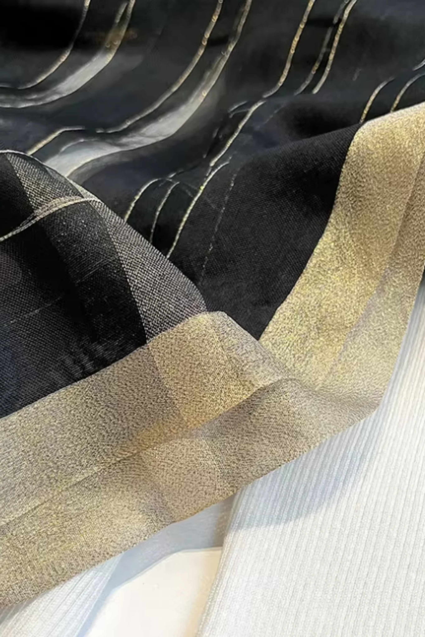 Szalik Damski, Model: RS002-6//T22//1, Kolor: czarny, Skład materiału: 60% Wełna; 40% Jedwab morwowy, Przeznaczenie: Wielosezonowe, Wymiary(długość/szerokość): 190cm/70cm (Szalik Damski, zdjęcie 3)