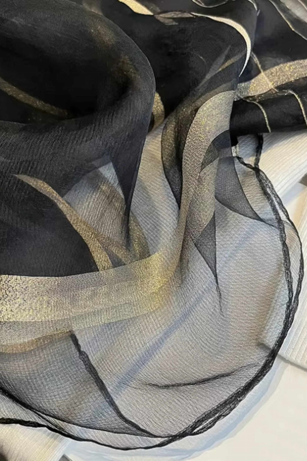 Szalik Damski, Model: RS002-6//T22//1, Kolor: czarny, Skład materiału: 60% Wełna; 40% Jedwab morwowy, Przeznaczenie: Wielosezonowe, Wymiary(długość/szerokość): 190cm/70cm (Szalik Damski, zdjęcie 4)