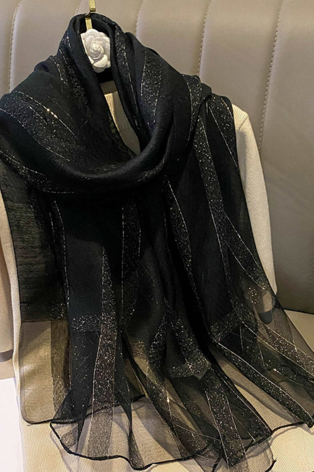 Szalik Damski, Model: RS002-6//T22//1, Kolor: czarny, Skład materiału: 60% Wełna; 40% Jedwab morwowy, Przeznaczenie: Wielosezonowe, Wymiary(długość/szerokość): 190cm/70cm