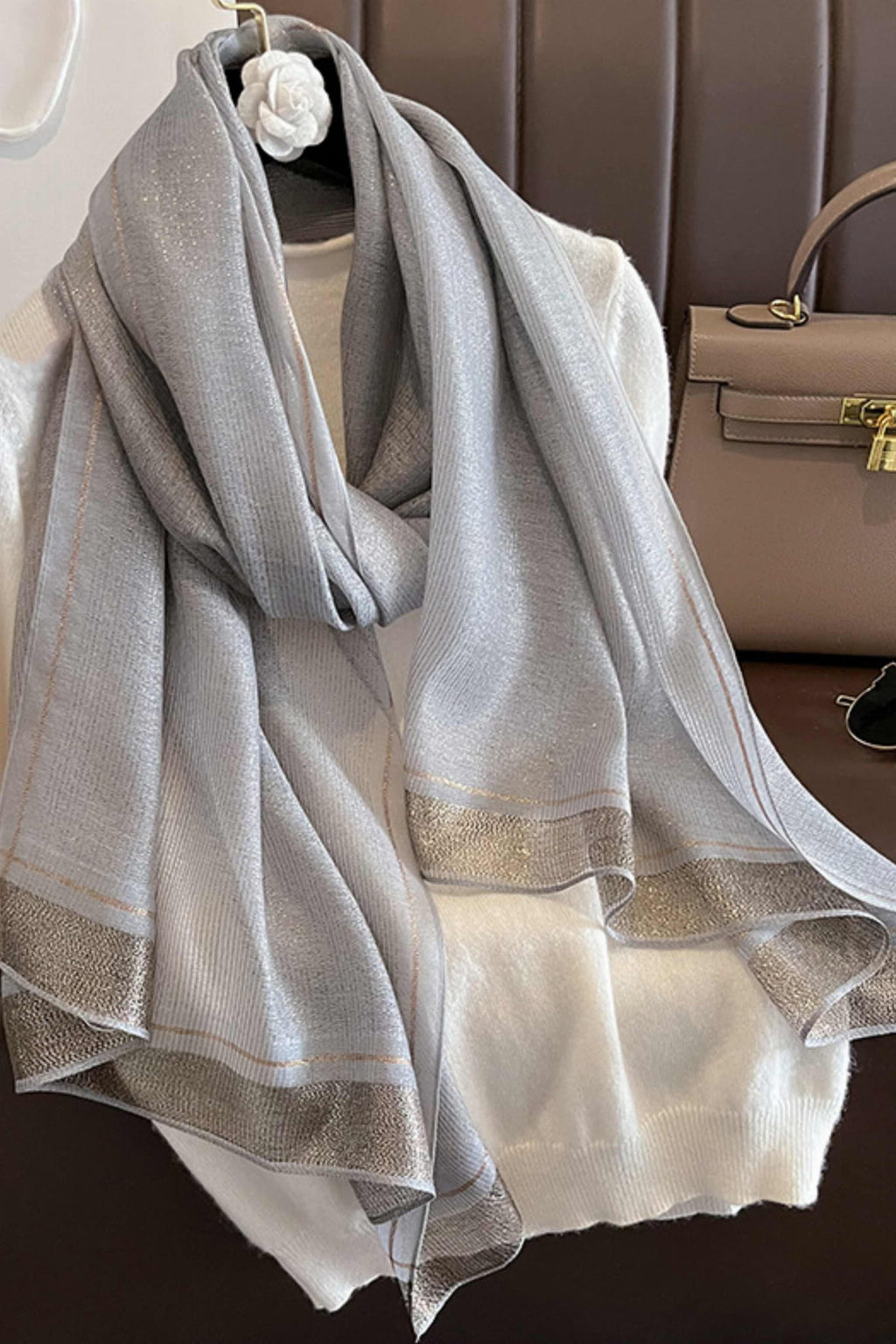 Szalik Damski, Model: RS023-4//T22//1, Kolor: szary, Skład materiału: 60% Jedwab; 40% Poliester, Przeznaczenie: Wielosezonowe, Wymiary(długość/szerokość): 180cm/90cm