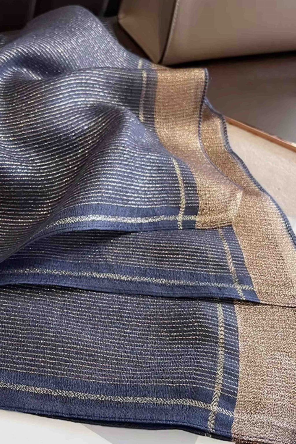 Szalik Damski, Model: RS023-5//T22//1, Kolor: granatowy, Skład materiału: 60% Jedwab; 40% Poliester, Przeznaczenie: Wielosezonowe, Wymiary(długość/szerokość): 180cm/90cm (Szalik Damski, zdjęcie 2)