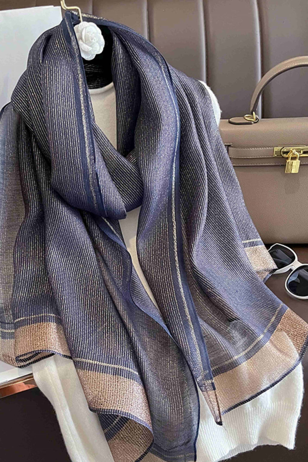 Szalik Damski, Model: RS023-5//T22//1, Kolor: granatowy, Skład materiału: 60% Jedwab; 40% Poliester, Przeznaczenie: Wielosezonowe, Wymiary(długość/szerokość): 180cm/90cm