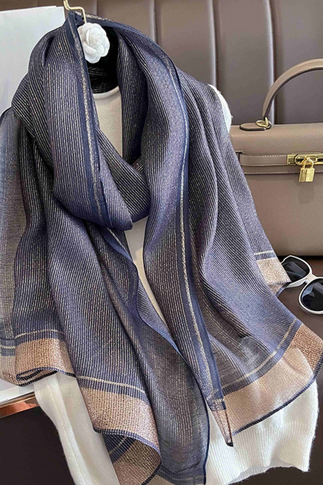 Szalik Damski, Model: RS023-5//T22//1, Kolor: granatowy, Skład materiału: 60% Jedwab; 40% Poliester, Przeznaczenie: Wielosezonowe, Wymiary(długość/szerokość): 180cm/90cm