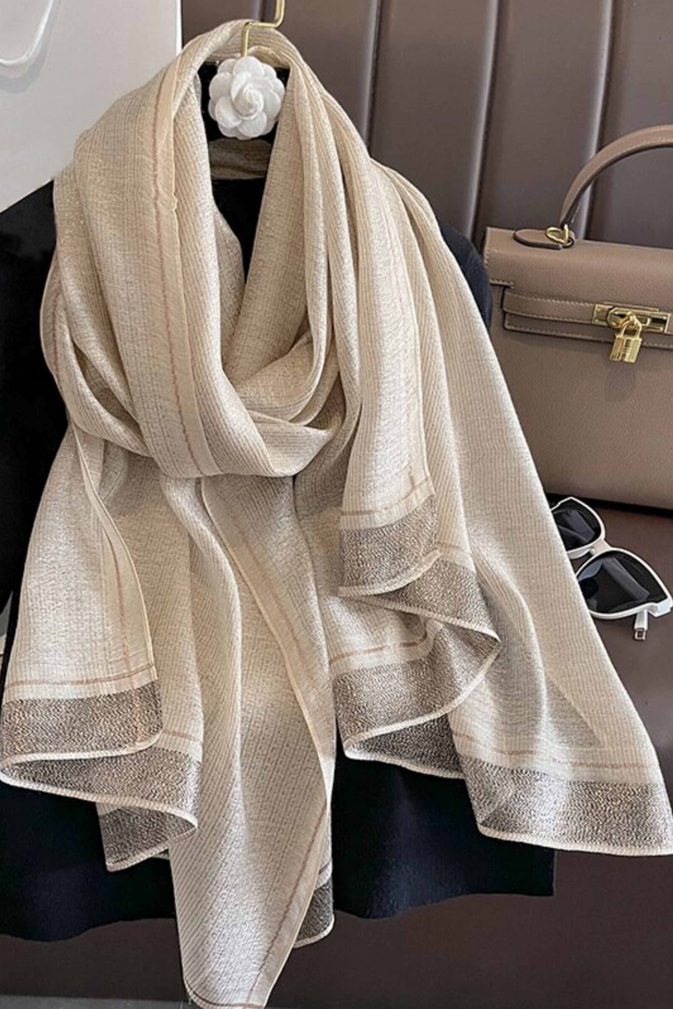 Szalik Damski, Model: RS023-6//T22//1, Kolor: beżowy, Skład materiału: 60% Jedwab; 40% Poliester, Przeznaczenie: Wielosezonowe, Wymiary(długość/szerokość): 180cm/90cm