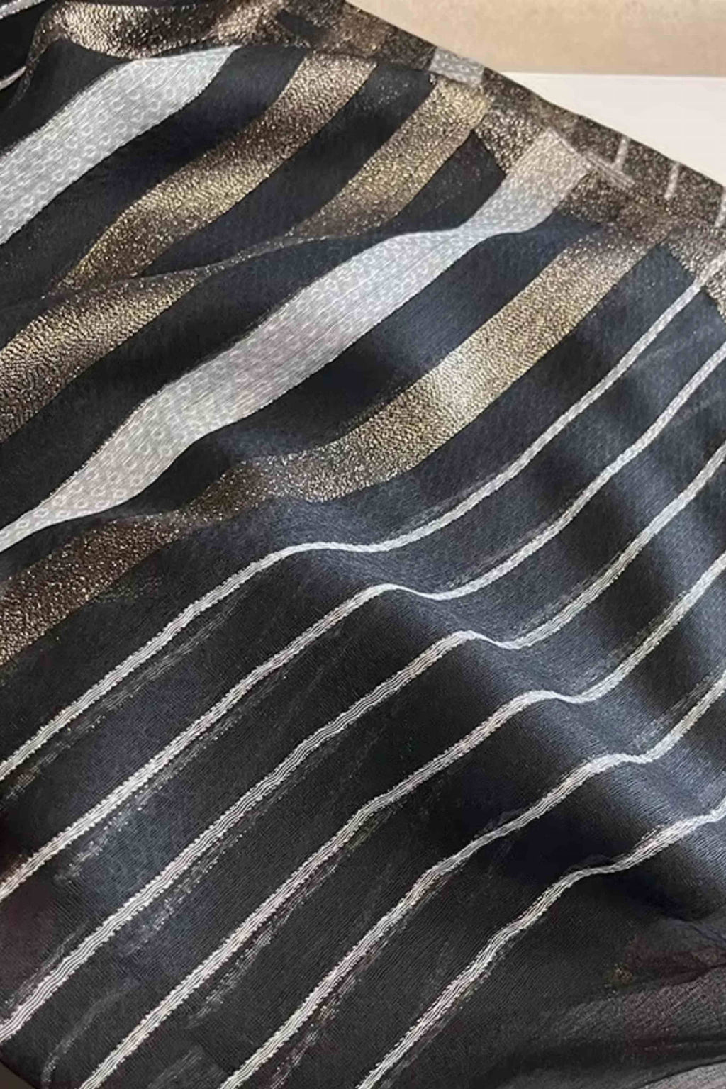 Szalik Damski, Model: RS024-1//T22//1, Kolor: czarny, Skład materiału: 60% Wełna; 40% Jedwab morwowy, Przeznaczenie: Wielosezonowe, Wymiary(długość/szerokość): 180cm/90cm (Szalik Damski, zdjęcie 3)