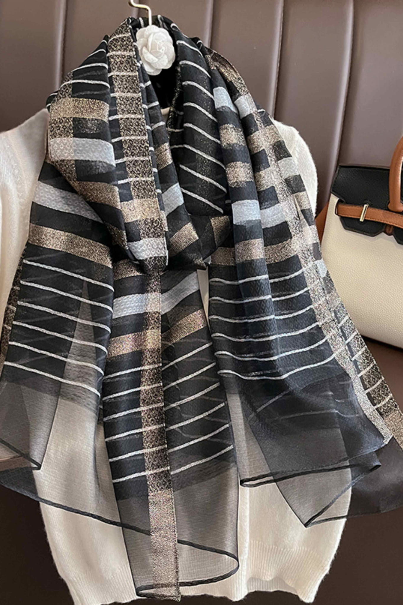 Szalik Damski, Model: RS024-1//T22//1, Kolor: czarny, Skład materiału: 60% Wełna; 40% Jedwab morwowy, Przeznaczenie: Wielosezonowe, Wymiary(długość/szerokość): 180cm/90cm