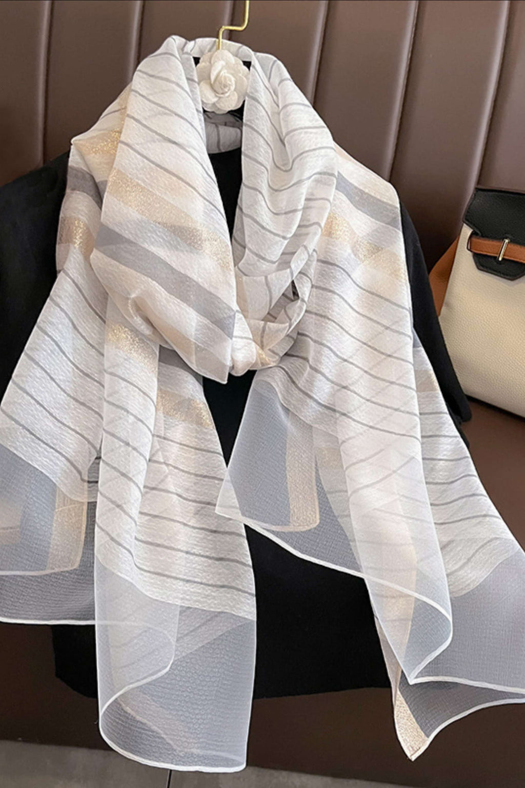 Szalik Damski, Model: RS024-4//T22//1, Kolor: ekru, Skład materiału: 60% Wełna; 40% Jedwab morwowy, Przeznaczenie: Wielosezonowe, Wymiary(długość/szerokość): 180cm/90cm