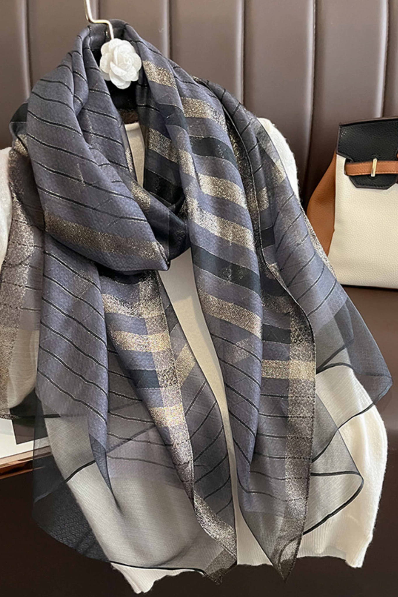 Szalik Damski, Model: RS024-12//T22//1, Kolor: grafitowy, Skład materiału: 60% Wełna; 40% Jedwab morwowy, Przeznaczenie: Wielosezonowe, Wymiary(długość/szerokość): 180cm/90cm (Szalik Damski, zdjęcie 3)