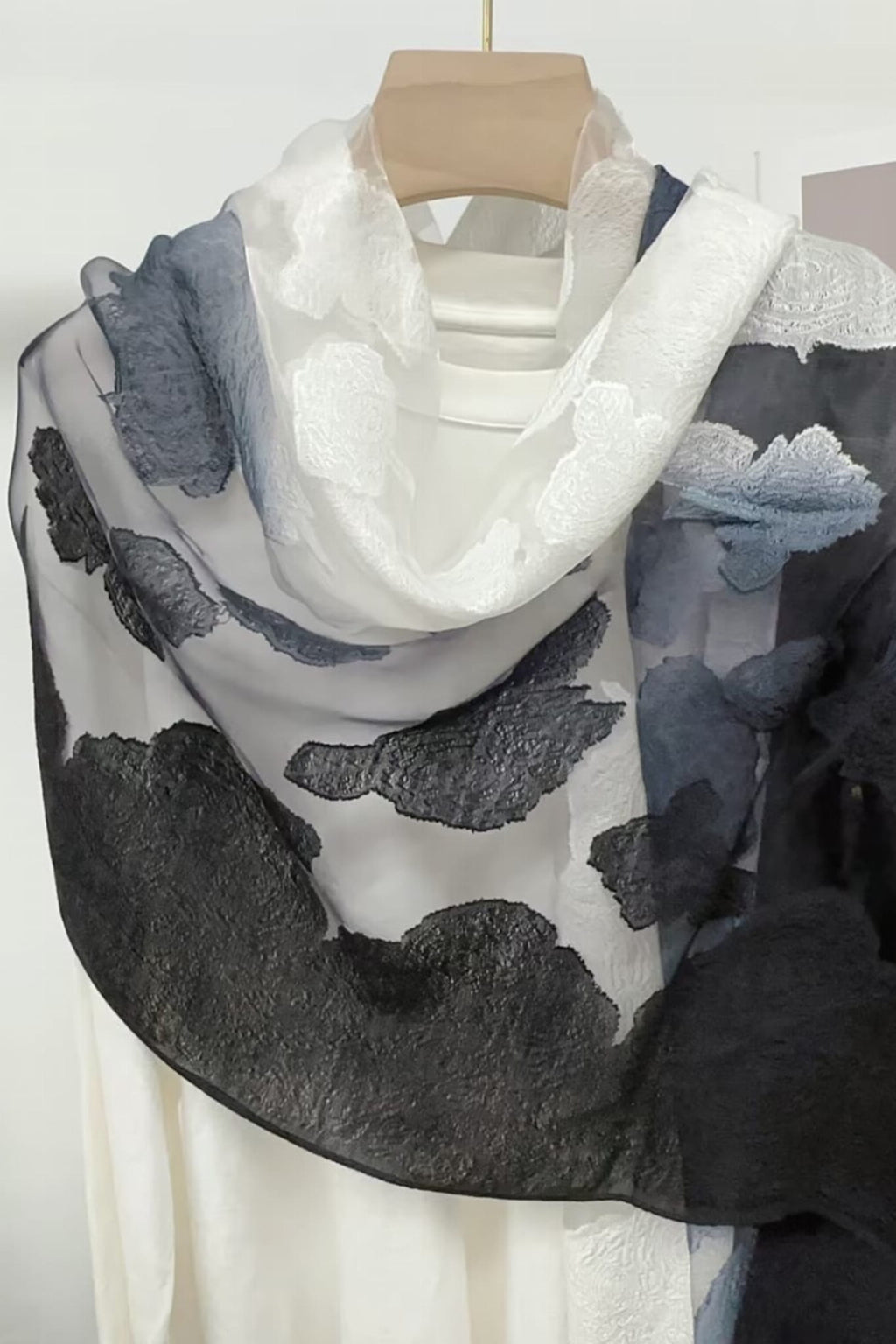 Szalik Damski, Model: RS051-29//T22//1, Kolor: czarny, Skład materiału: 60% Jedwab; 40% Poliester, Przeznaczenie: Wielosezonowe, Wymiary(długość/szerokość): 180cm/70cm