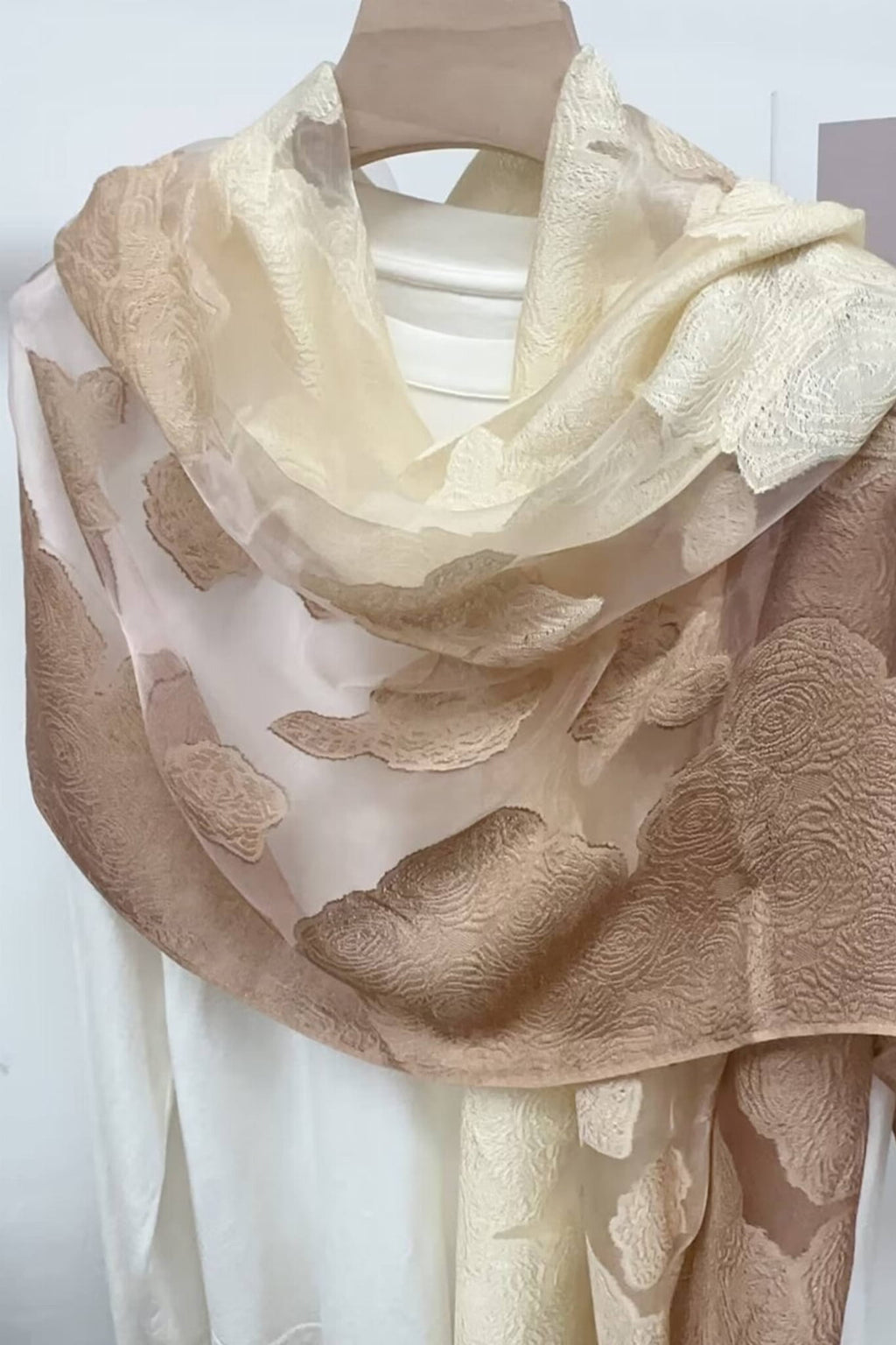 Szalik Damski, Model: RS051-31//T22//1, Kolor: beżowy, Skład materiału: 60% Jedwab; 40% Poliester, Przeznaczenie: Wielosezonowe, Wymiary(długość/szerokość): 180cm/70cm