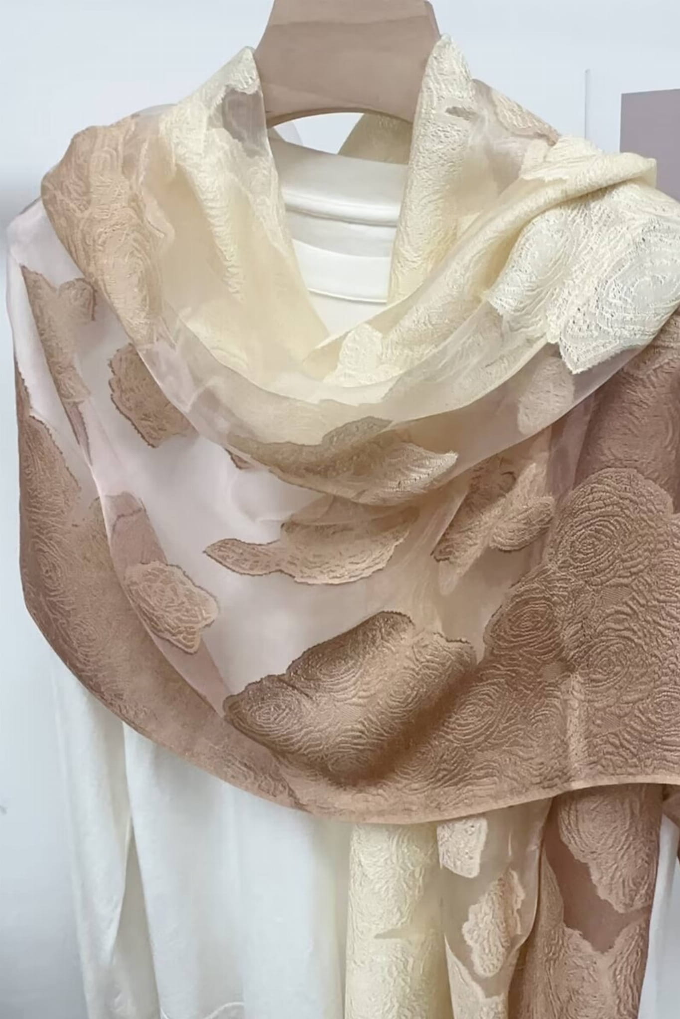 Szalik Damski, Model: RS051-31//T22//1, Kolor: beżowy, Skład materiału: 60% Jedwab; 40% Poliester, Przeznaczenie: Wielosezonowe, Wymiary(długość/szerokość): 180cm/70cm