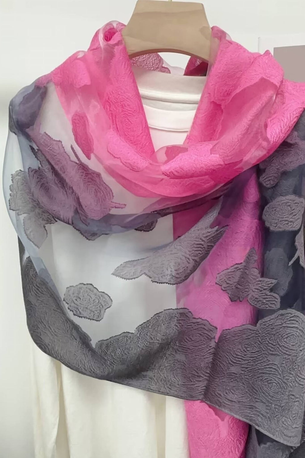 Szalik Damski, Model: RS051-33//T22//1, Kolor: różowy, Skład materiału: 60% Jedwab; 40% Poliester, Przeznaczenie: Wielosezonowe, Wymiary(długość/szerokość): 180cm/70cm