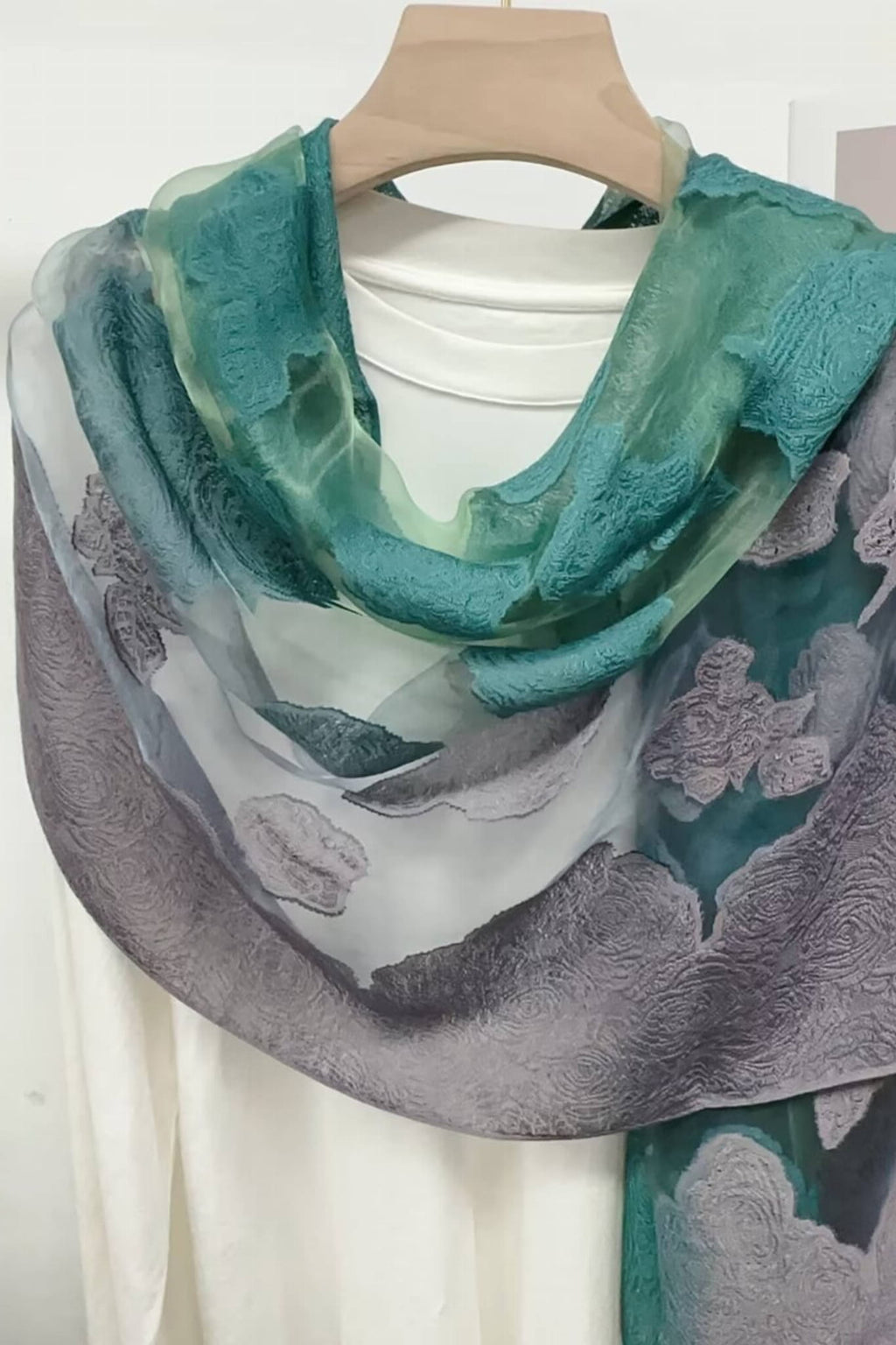 Szalik Damski, Model: RS051-32//T22//1, Kolor: zielony, Skład materiału: 60% Jedwab; 40% Poliester, Przeznaczenie: Wielosezonowe, Wymiary(długość/szerokość): 180cm/70cm