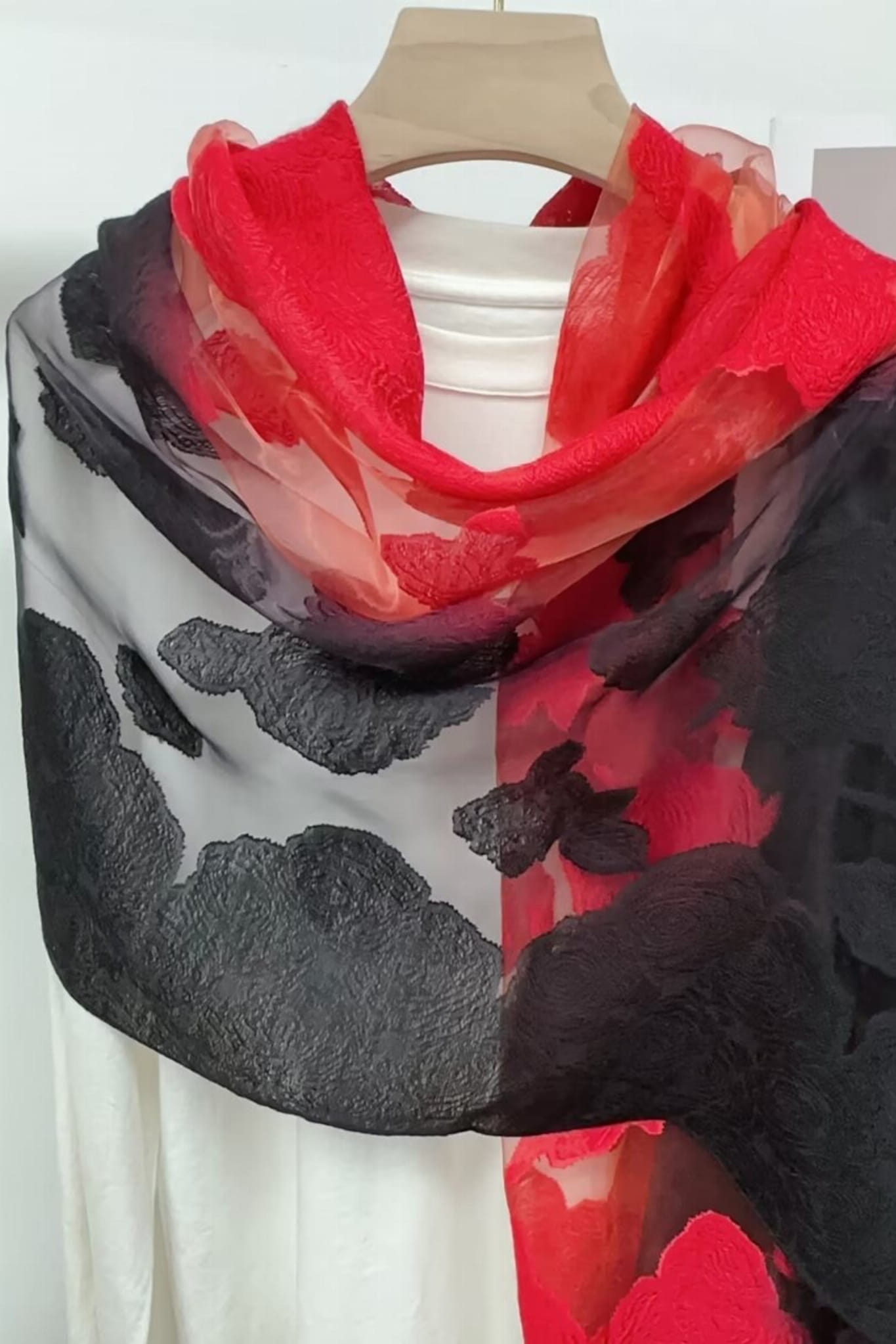 Szalik Damski, Model: RS051-46//T22//1, Kolor: czerwony, Skład materiału: 60% Jedwab; 40% Poliester, Przeznaczenie: Wielosezonowe, Wymiary(długość/szerokość): 180cm/70cm (Szalik Damski, zdjęcie 2)