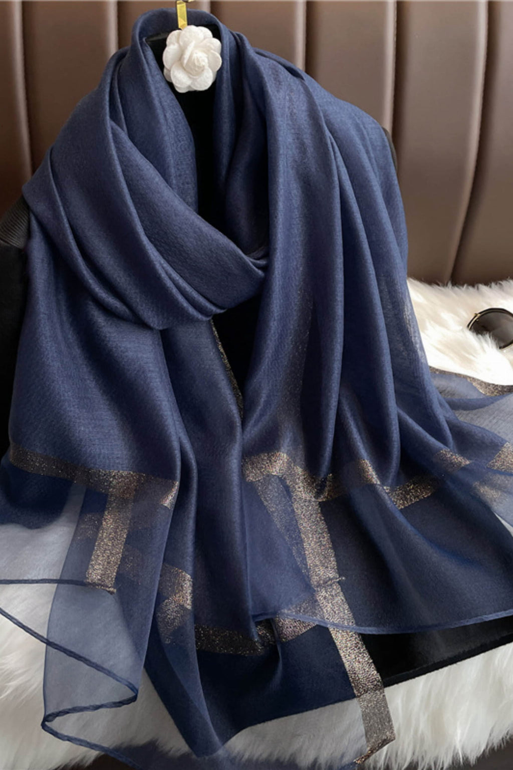 Szalik Damski, Model: RS034-6//T22//1, Kolor: granatowy, Skład materiału: 60% Jedwab; 40% Poliester, Przeznaczenie: Wielosezonowe, Wymiary(długość/szerokość): 180cm/70cm