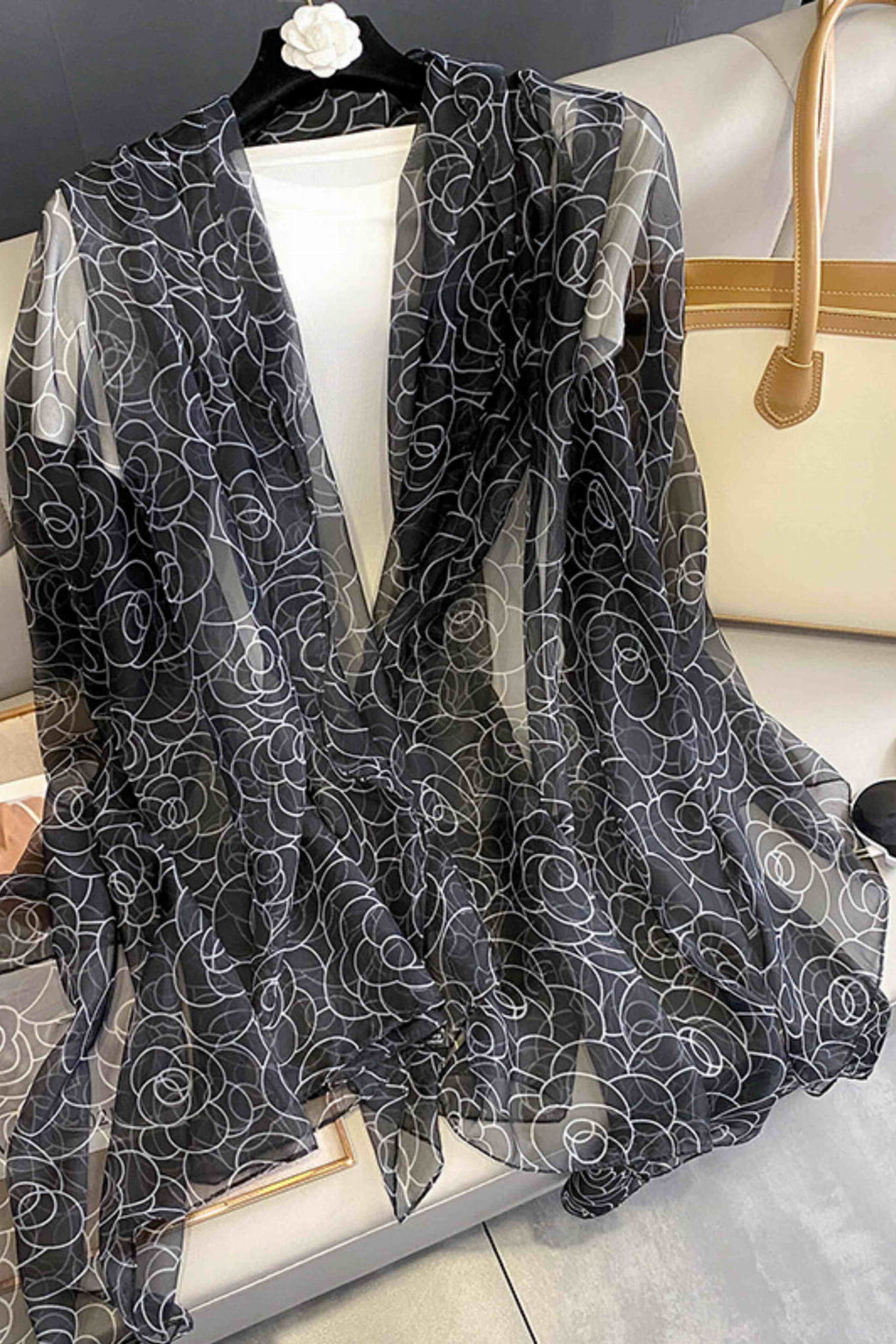 Szalik Damski, Model: YY010//T23//2, Kolor: czarny, Skład materiału: 100% Poliester, Przeznaczenie: Wielosezonowe, Wymiary(długość/szerokość): 190cm/135cm (Szalik Damski, zdjęcie 2)