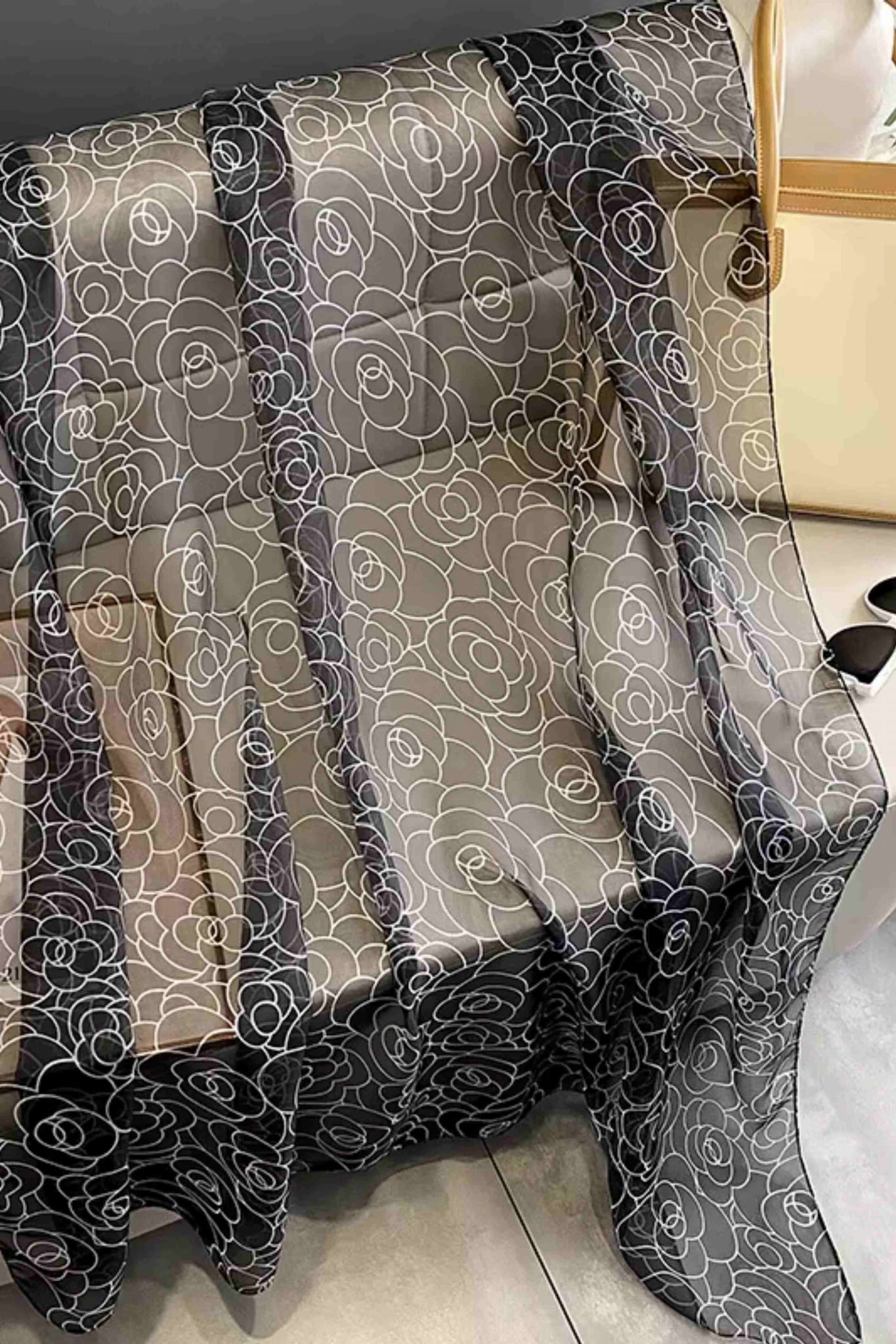 Szalik Damski, Model: YY010//T23//2, Kolor: czarny, Skład materiału: 100% Poliester, Przeznaczenie: Wielosezonowe, Wymiary(długość/szerokość): 190cm/135cm (Szalik Damski, zdjęcie 3)