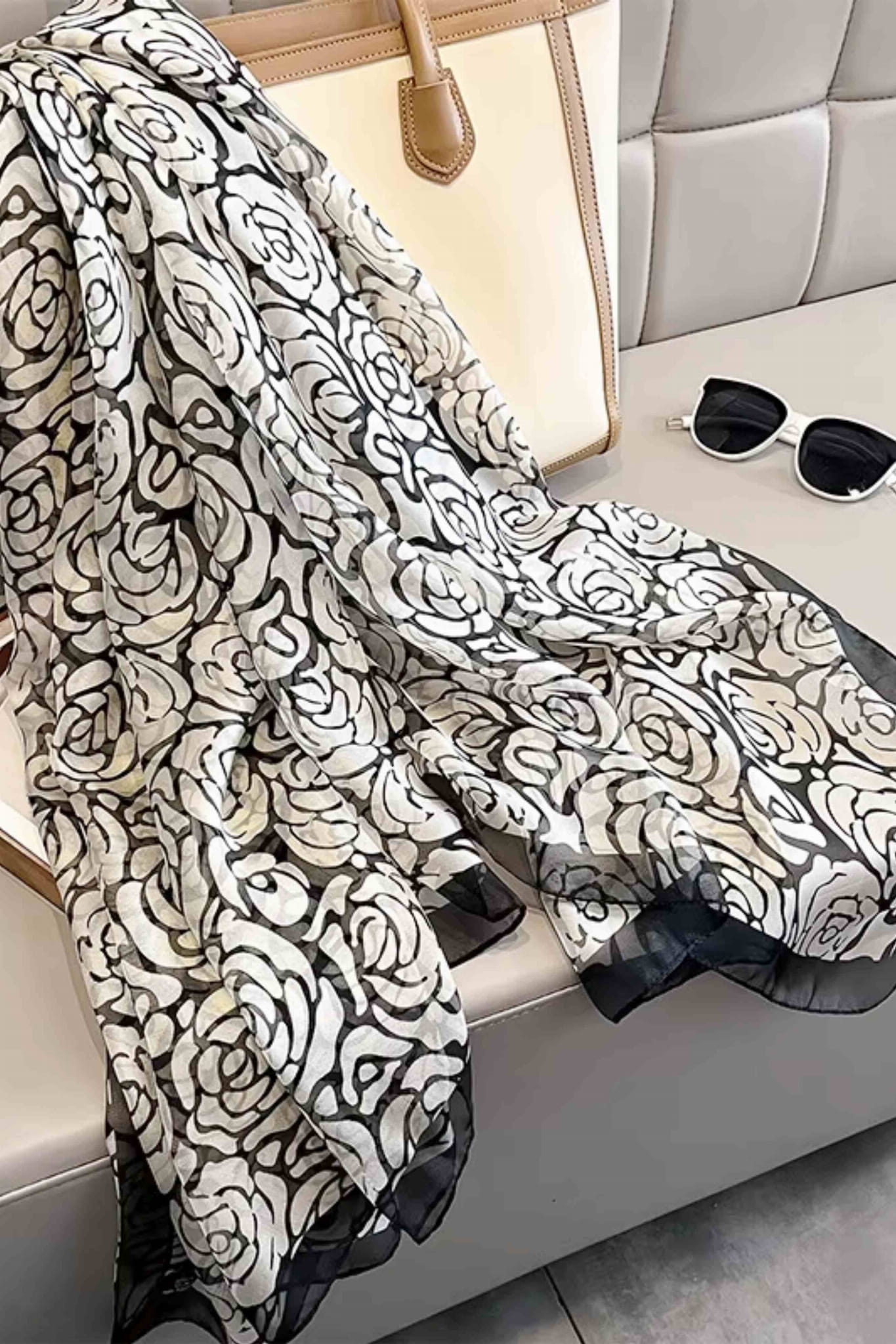 Szalik Damski, Model: YY019//T23//2, Kolor: biały, Skład materiału: 100% Poliester, Przeznaczenie: Wielosezonowe, Wymiary(długość/szerokość): 190cm/135cm (Szalik Damski, zdjęcie 2)