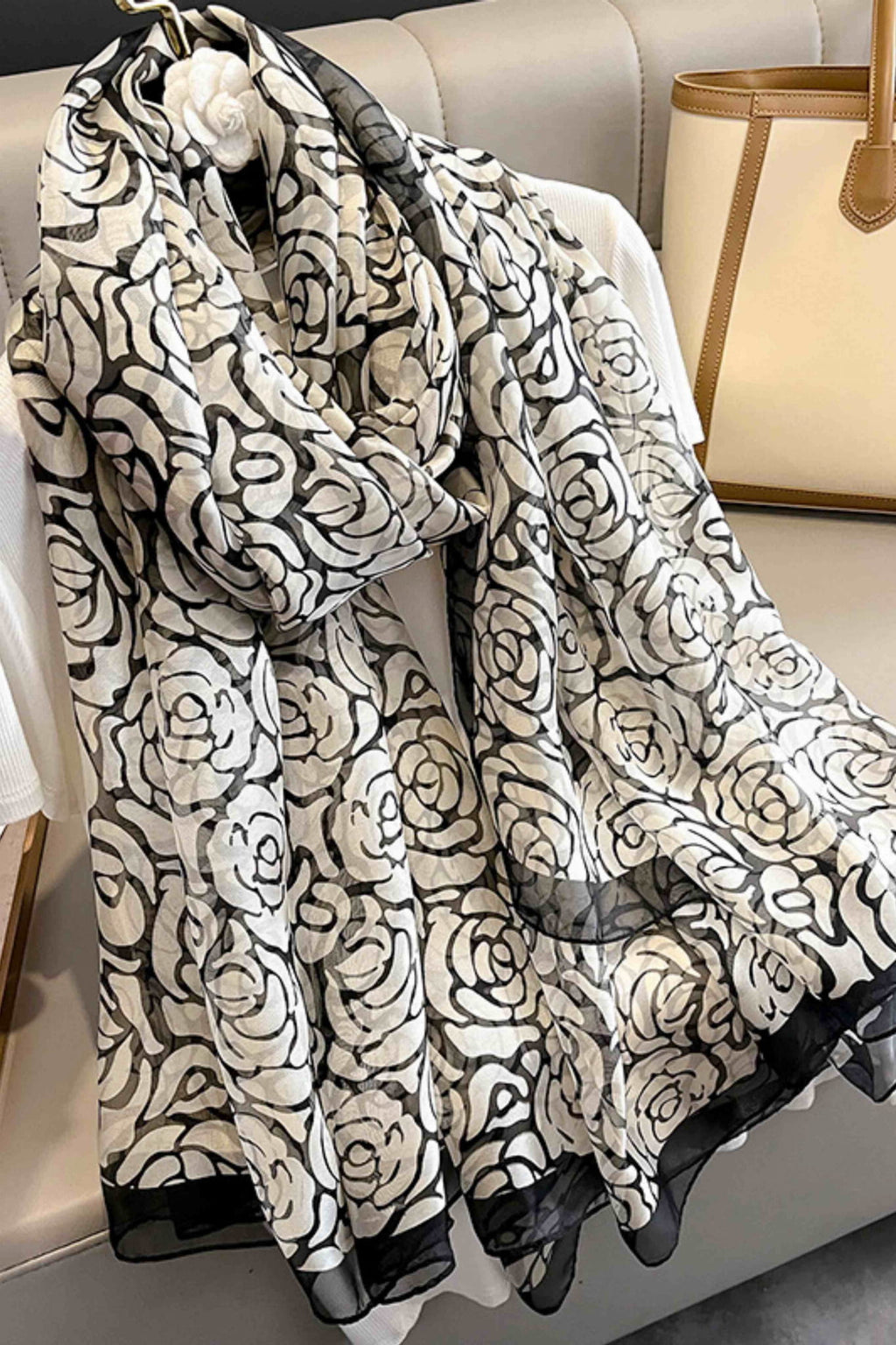 Szalik Damski, Model: YY019//T23//2, Kolor: biały, Skład materiału: 100% Poliester, Przeznaczenie: Wielosezonowe, Wymiary(długość/szerokość): 190cm/135cm