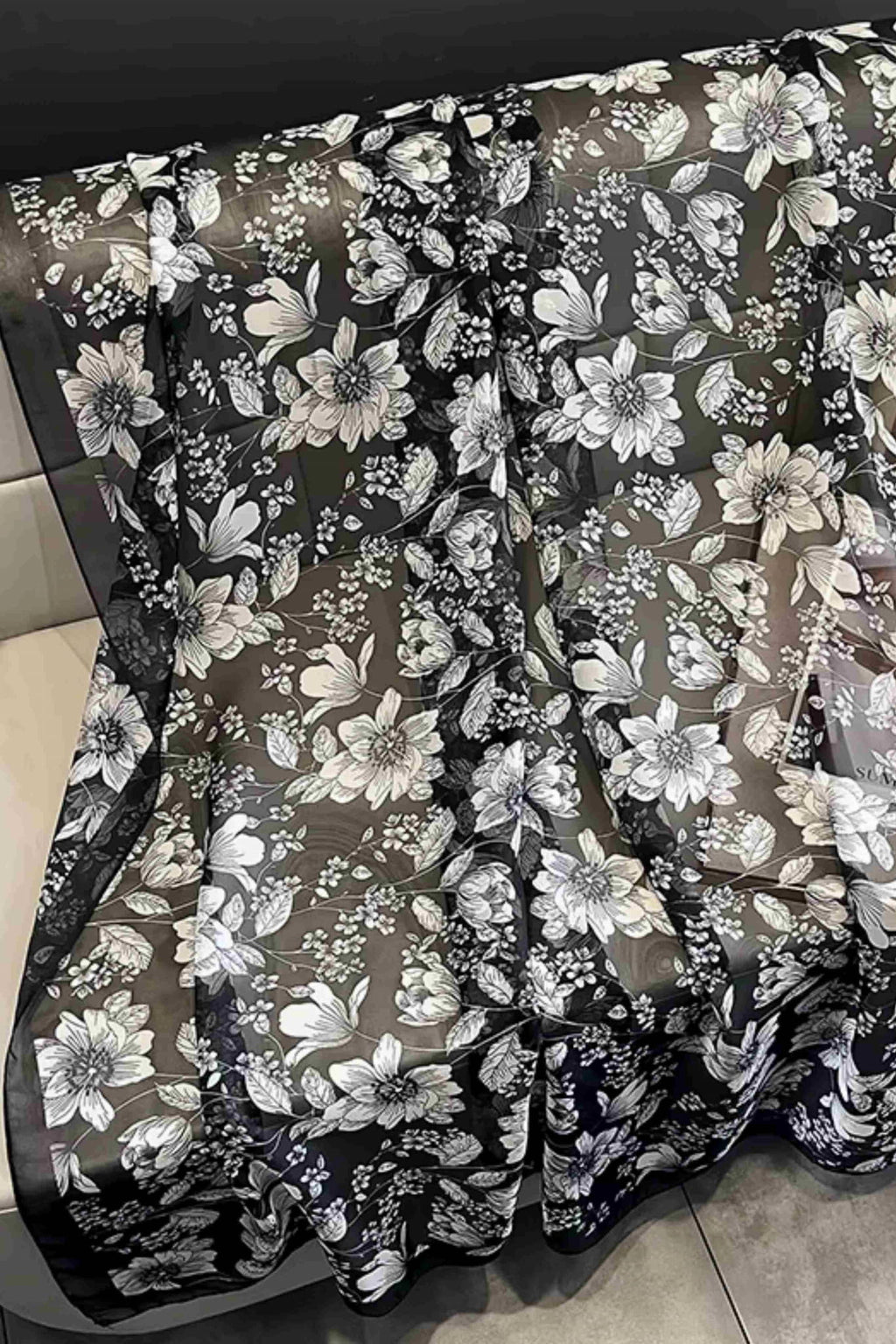 Szalik Damski, Model: YY025//T23//2, Kolor: czarny, Skład materiału: 100% Jedwab, Przeznaczenie: Wielosezonowe, Wymiary(długość/szerokość): 190cm/135cm (Szalik Damski, zdjęcie 2)