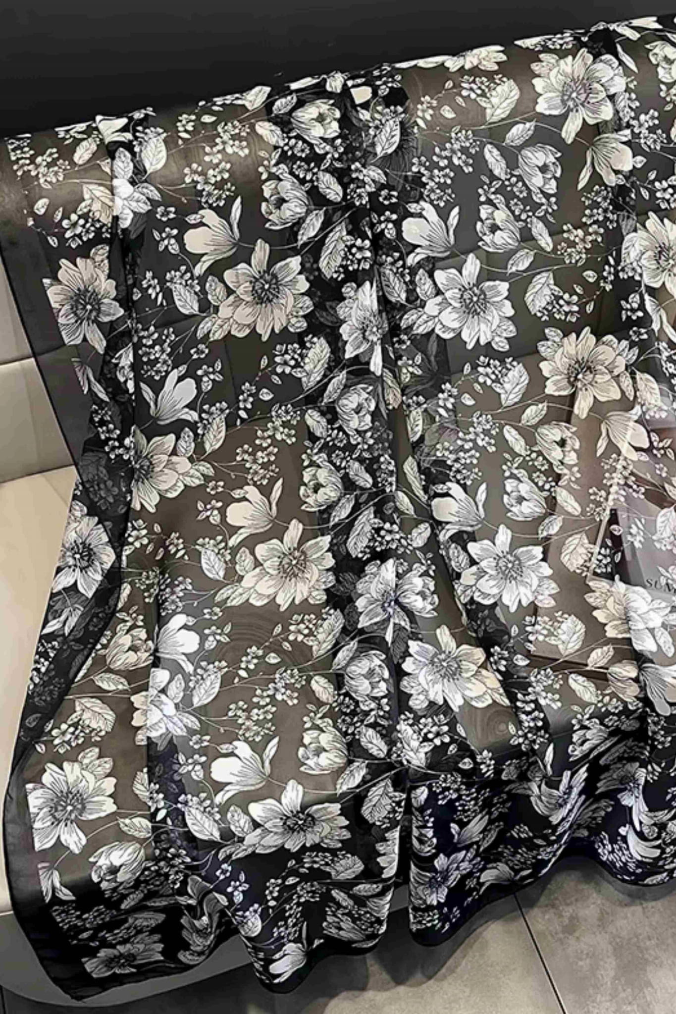 Szalik Damski, Model: YY025//T23//2, Kolor: czarny, Skład materiału: 100% Jedwab, Przeznaczenie: Wielosezonowe, Wymiary(długość/szerokość): 190cm/135cm (Szalik Damski, zdjęcie 2)