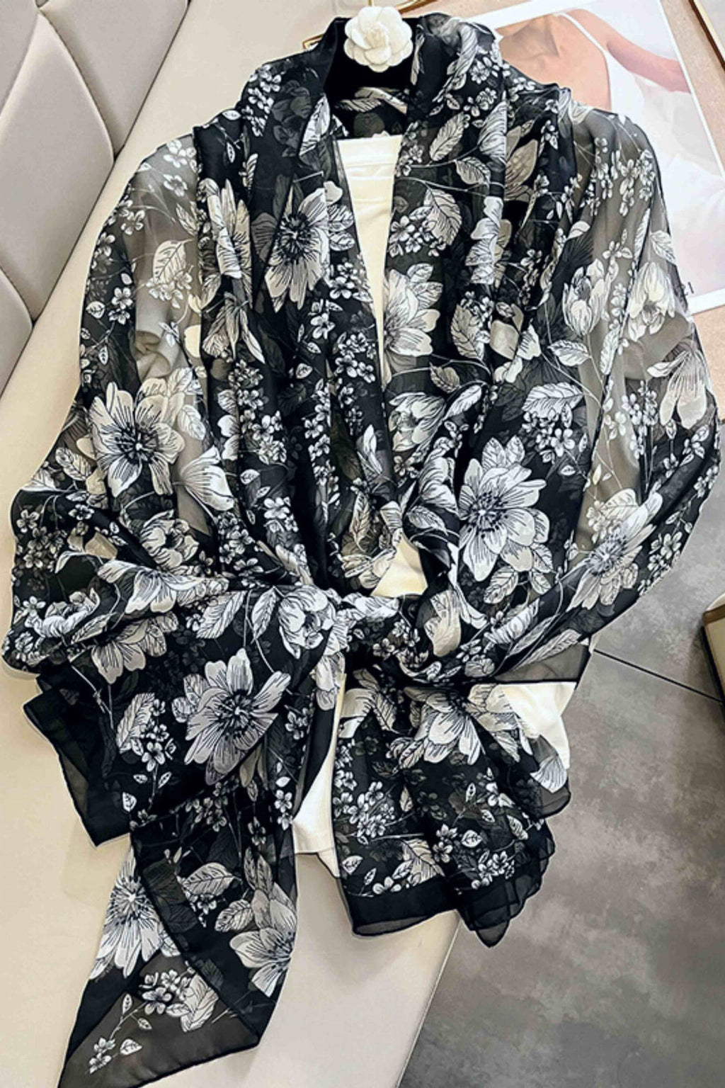 Szalik Damski, Model: YY025//T23//2, Kolor: czarny, Skład materiału: 100% Jedwab, Przeznaczenie: Wielosezonowe, Wymiary(długość/szerokość): 190cm/135cm