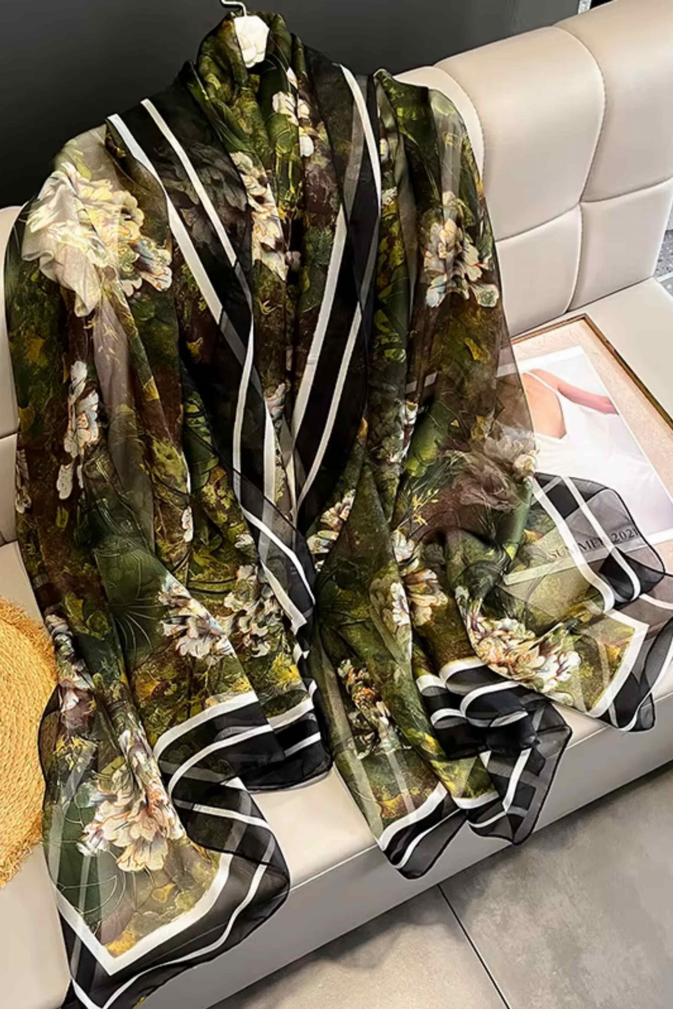 Szalik Damski, Model: YY029//T23//2, Kolor: zielony, Skład materiału: 100% Jedwab, Przeznaczenie: Wielosezonowe, Wymiary(długość/szerokość): 190cm/135cm (Szalik Damski, zdjęcie 2)