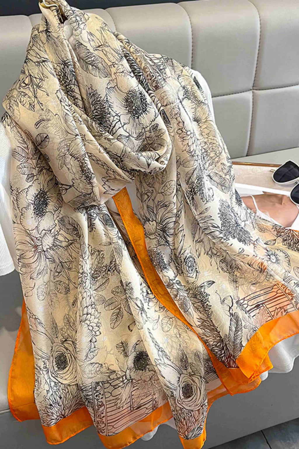 Szalik Damski, Model: YY035//T23//2, Kolor: beżowy, Skład materiału: 100% Poliester, Przeznaczenie: Wielosezonowe, Wymiary(długość/szerokość): 190cm/135cm (Szalik Damski, zdjęcie 2)