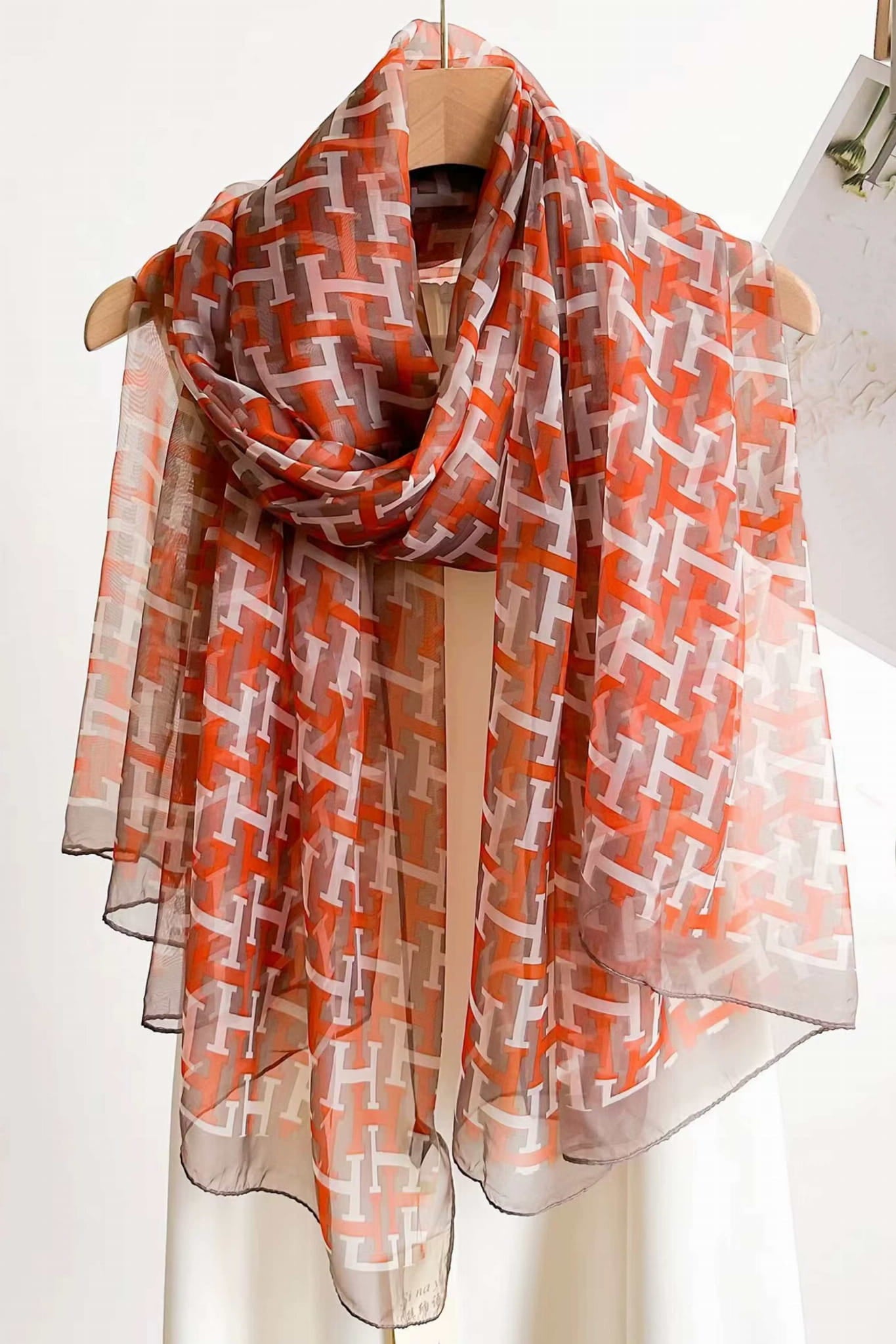 Szalik Damski, Model: YY120-1//T23//2, Kolor: pomarańczowy, Skład materiału: 100% Poliester, Przeznaczenie: Wielosezonowe, Wymiary(długość/szerokość): 190cm/135cm