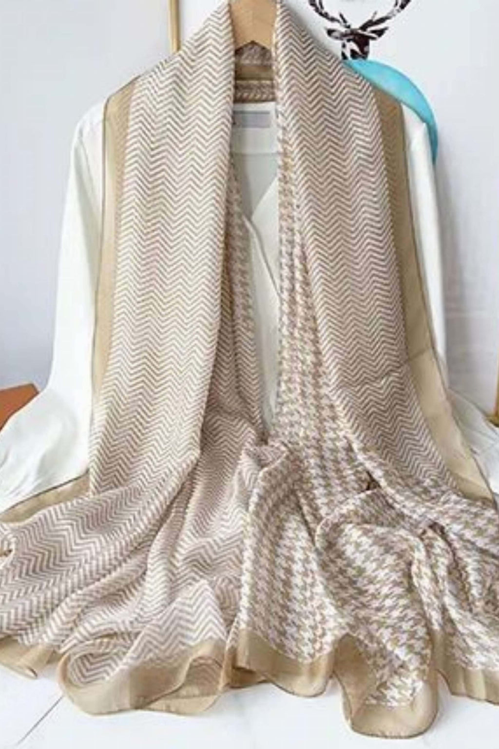 Szalik Damski, Model: YY121-1//T23//2, Kolor: beżowy, Skład materiału: 100% Poliester, Przeznaczenie: Wielosezonowe, Wymiary(długość/szerokość): 190cm/135cm (Szalik Damski, zdjęcie 3)