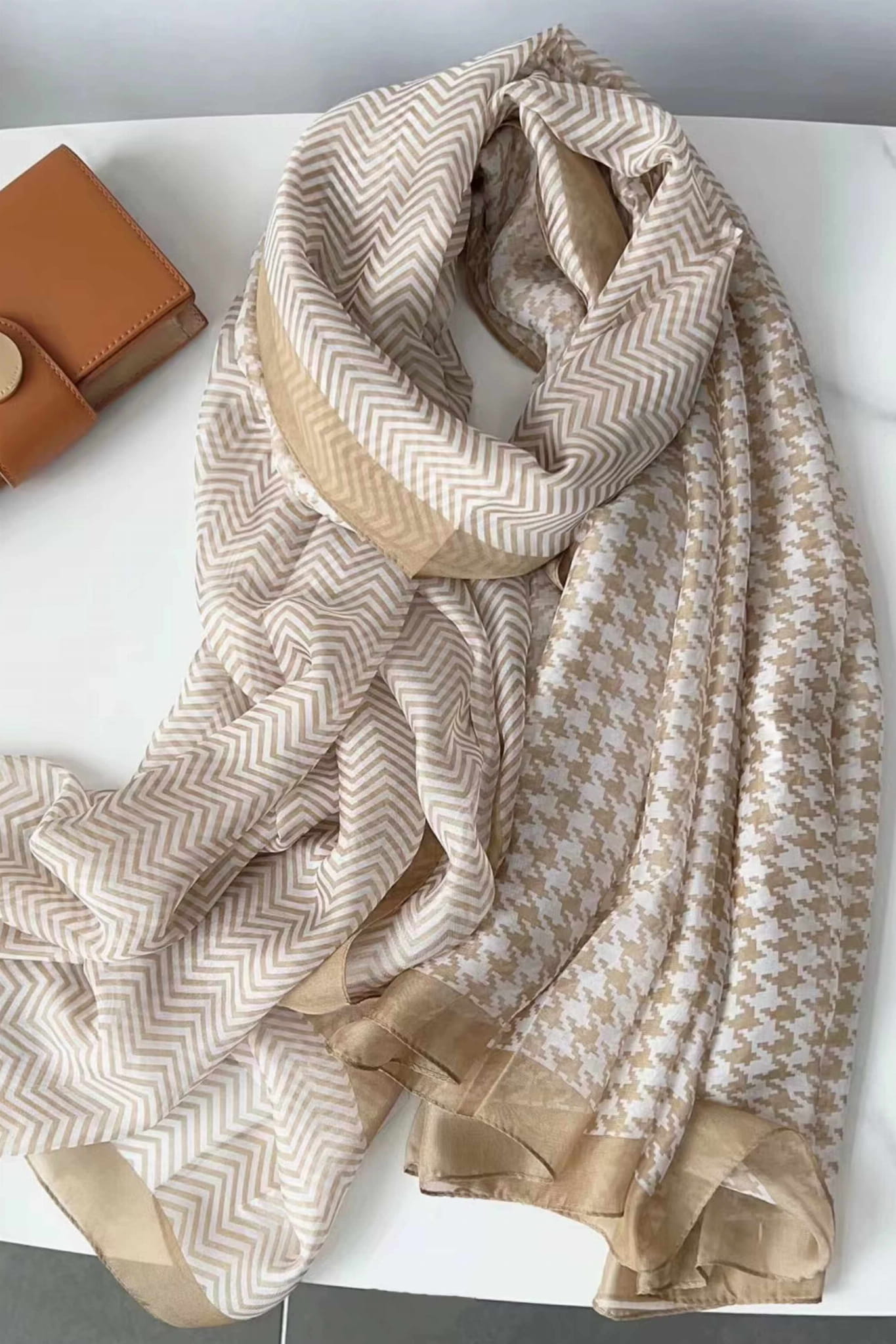 Szalik Damski, Model: YY121-1//T23//2, Kolor: beżowy, Skład materiału: 100% Poliester, Przeznaczenie: Wielosezonowe, Wymiary(długość/szerokość): 190cm/135cm