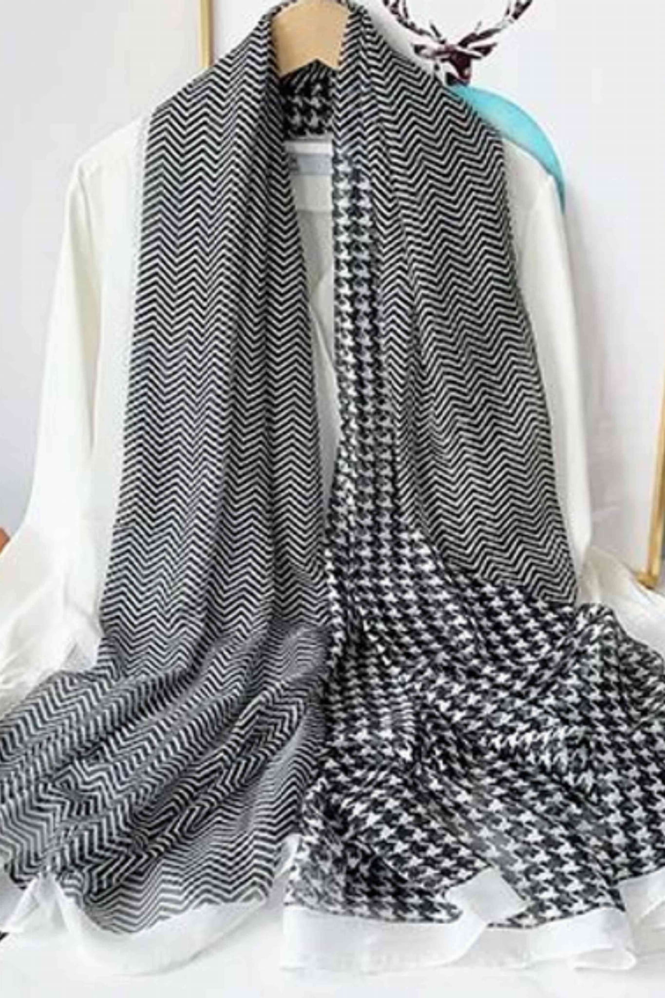 Szalik Damski, Model: YY121-2//T23//2, Kolor: czarny, Skład materiału: 100% Poliester, Przeznaczenie: Wielosezonowe, Wymiary(długość/szerokość): 190cm/135cm (Szalik Damski, zdjęcie 3)