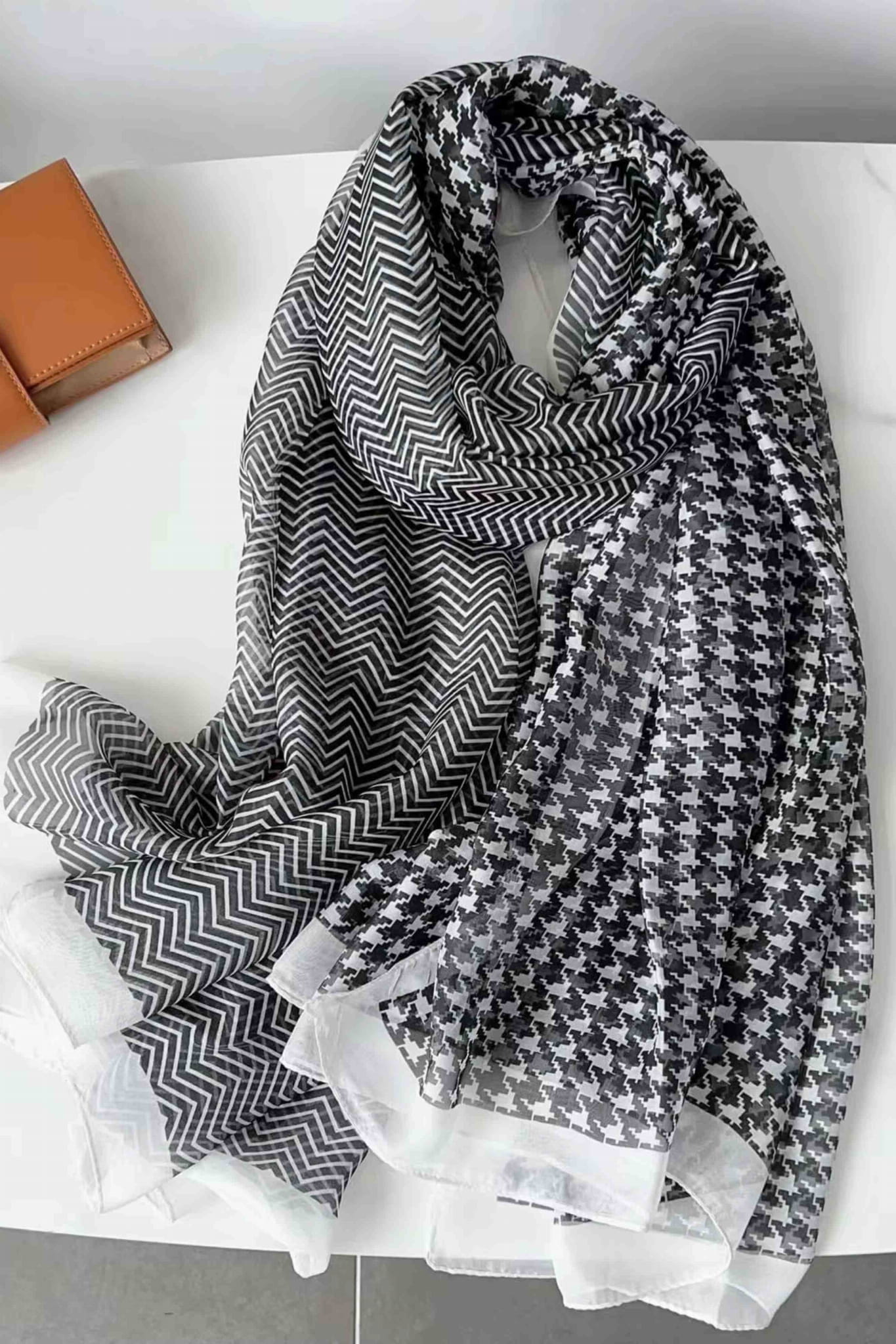 Szalik Damski, Model: YY121-2//T23//2, Kolor: czarny, Skład materiału: 100% Poliester, Przeznaczenie: Wielosezonowe, Wymiary(długość/szerokość): 190cm/135cm