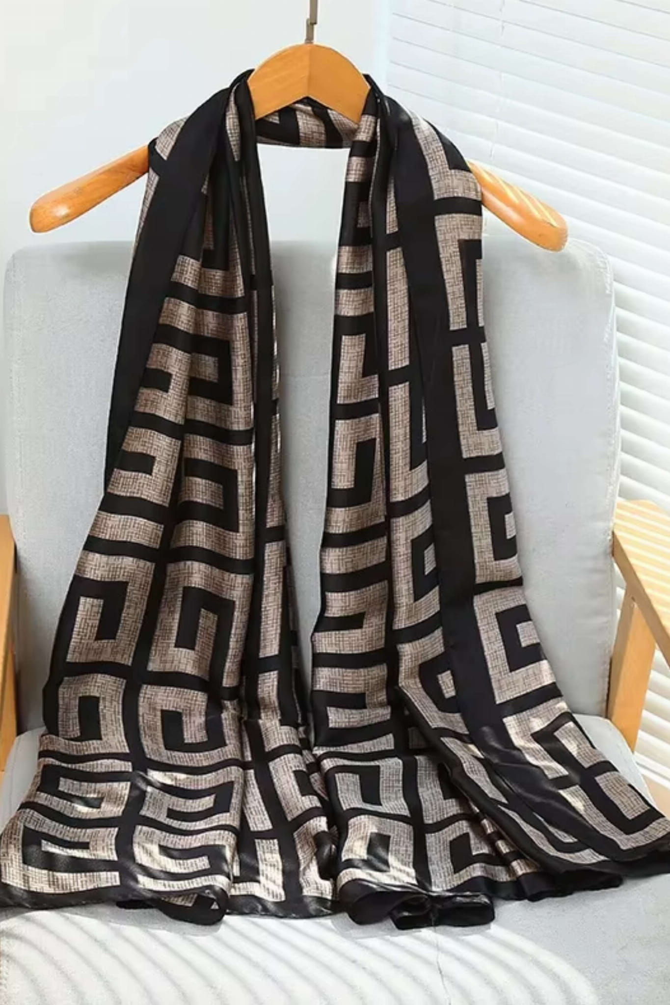 Szalik Damski, Model: YY156//T23//2, Kolor: czarny, Skład materiału: 100% Poliester, Przeznaczenie: Wielosezonowe, Wymiary(długość/szerokość): 190cm/135cm (Szalik Damski, zdjęcie 2)