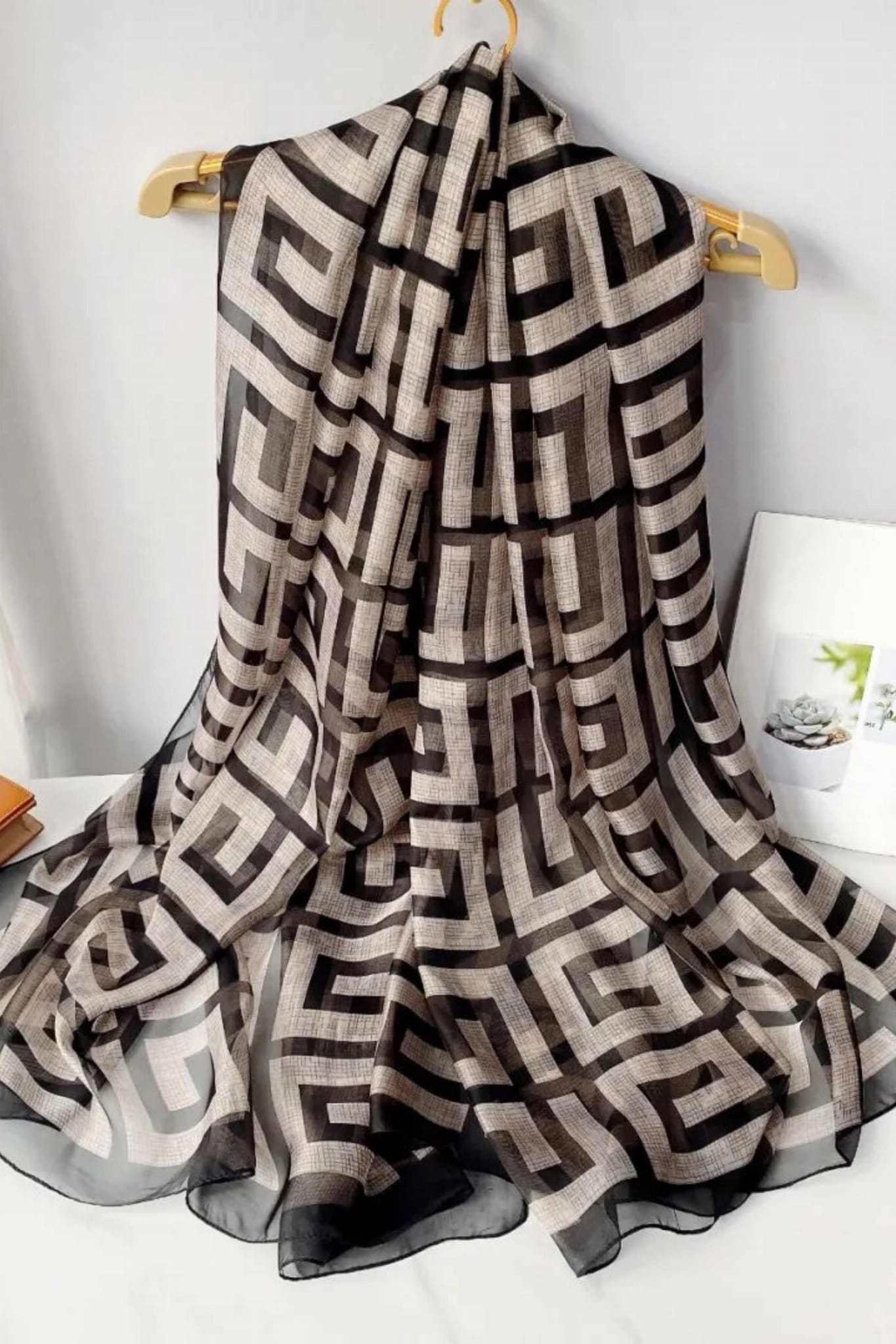 Szalik Damski, Model: YY156//T23//2, Kolor: czarny, Skład materiału: 100% Poliester, Przeznaczenie: Wielosezonowe, Wymiary(długość/szerokość): 190cm/135cm