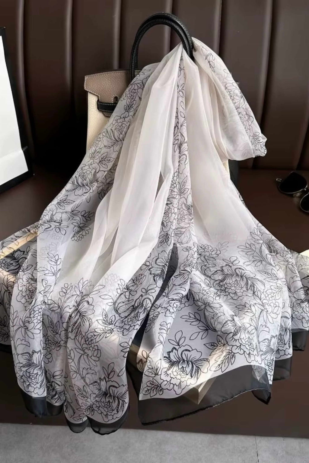 Detal szala z delikatnego poliestru, ukazujący kwiatowy nadruk i ciemną lamówkę | KAMEA | Spironik.pl