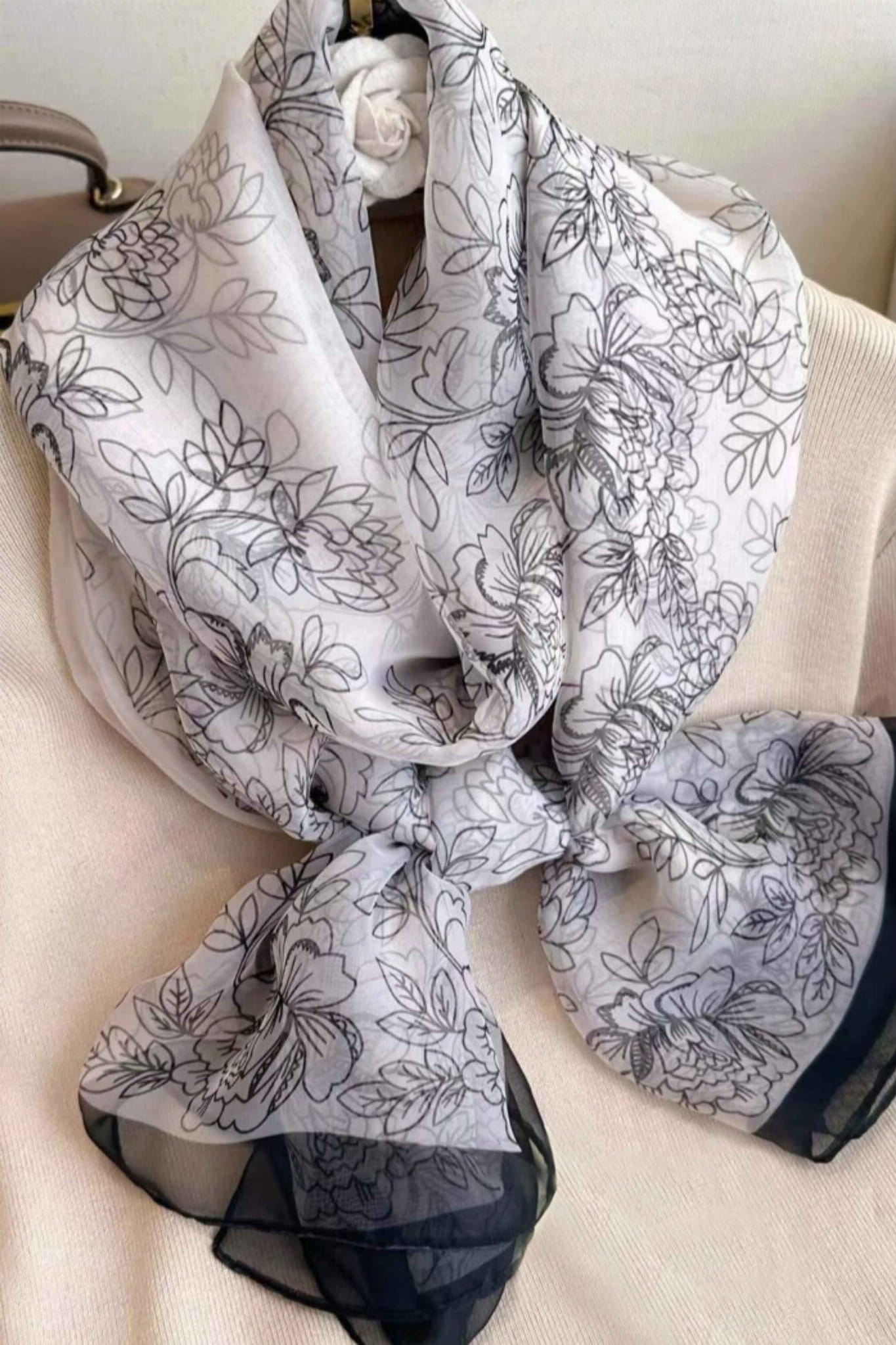 Szalik Damski, Model: YY193//T23//2, Kolor: biały, Skład materiału: 100% Poliester, Przeznaczenie: Wielosezonowe, Wymiary(długość/szerokość): 190cm/135cm