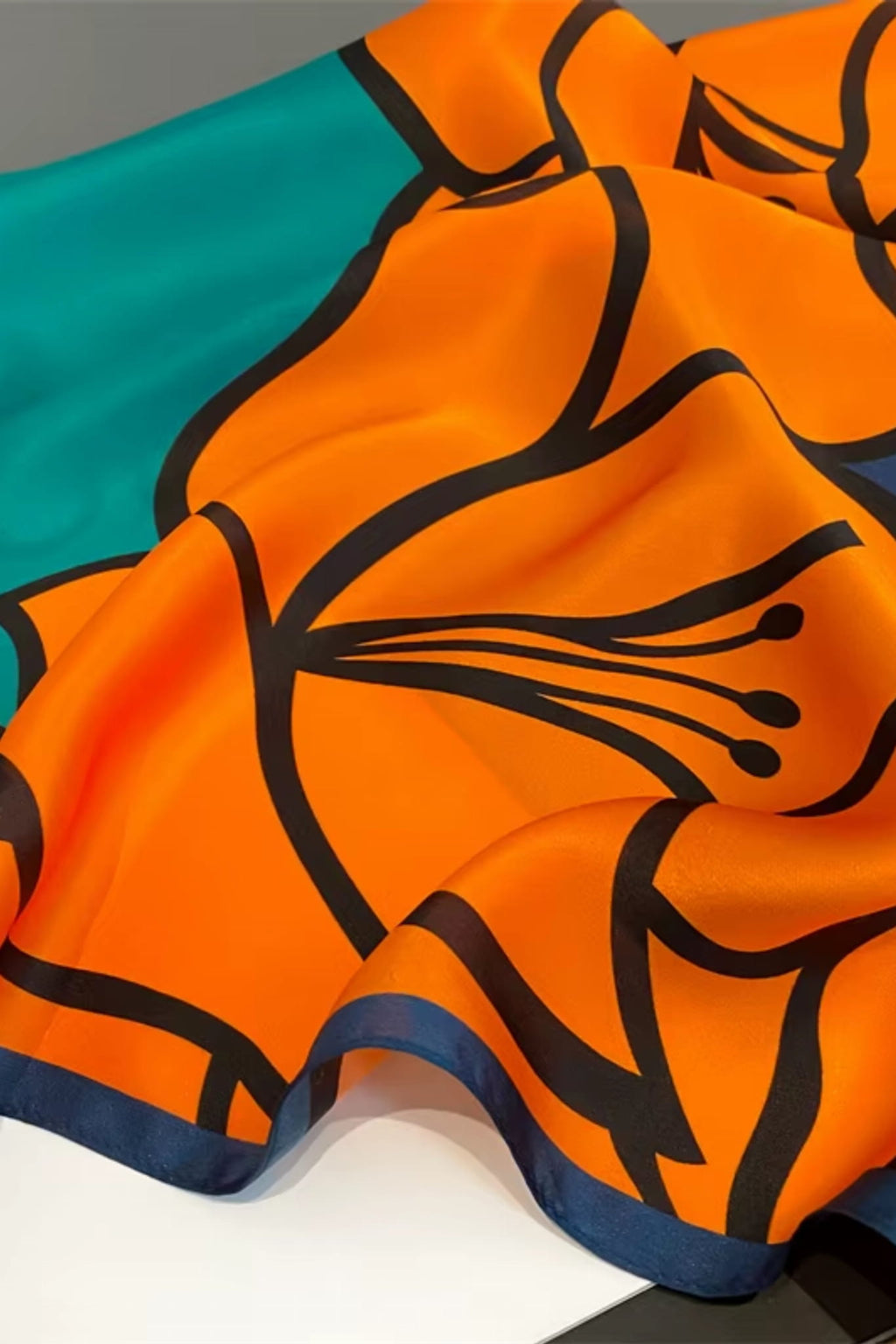 Apaszka w użyciu, stylizacja z jedwabną apaszką w energetycznych kolorach, idealna na różne okazje | KAMEA | Spironik.pl