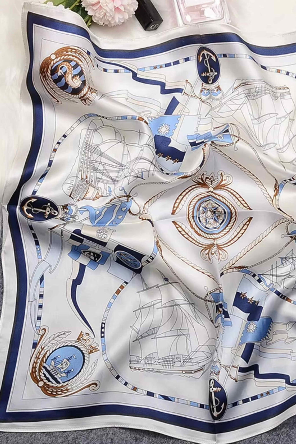 Apaszka, Model: ZS006//T42//21, Kolor: granatowy, Skład materiału: 100% Poliester, Przeznaczenie: Wielosezonowe, Wymiary(długość/szerokość): 70cm/70cm (Apaszka, zdjęcie 4)