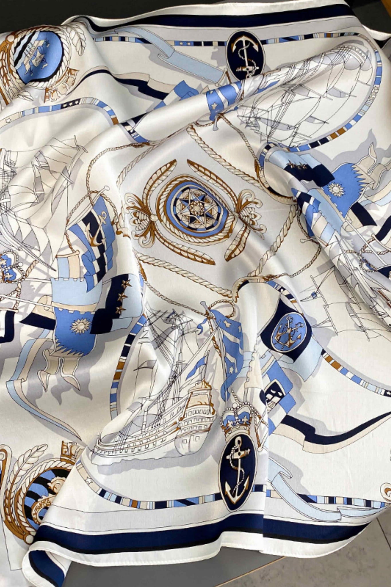 Apaszka, Model: ZS006//T42//21, Kolor: granatowy, Skład materiału: 100% Poliester, Przeznaczenie: Wielosezonowe, Wymiary(długość/szerokość): 70cm/70cm (Apaszka, zdjęcie 5)