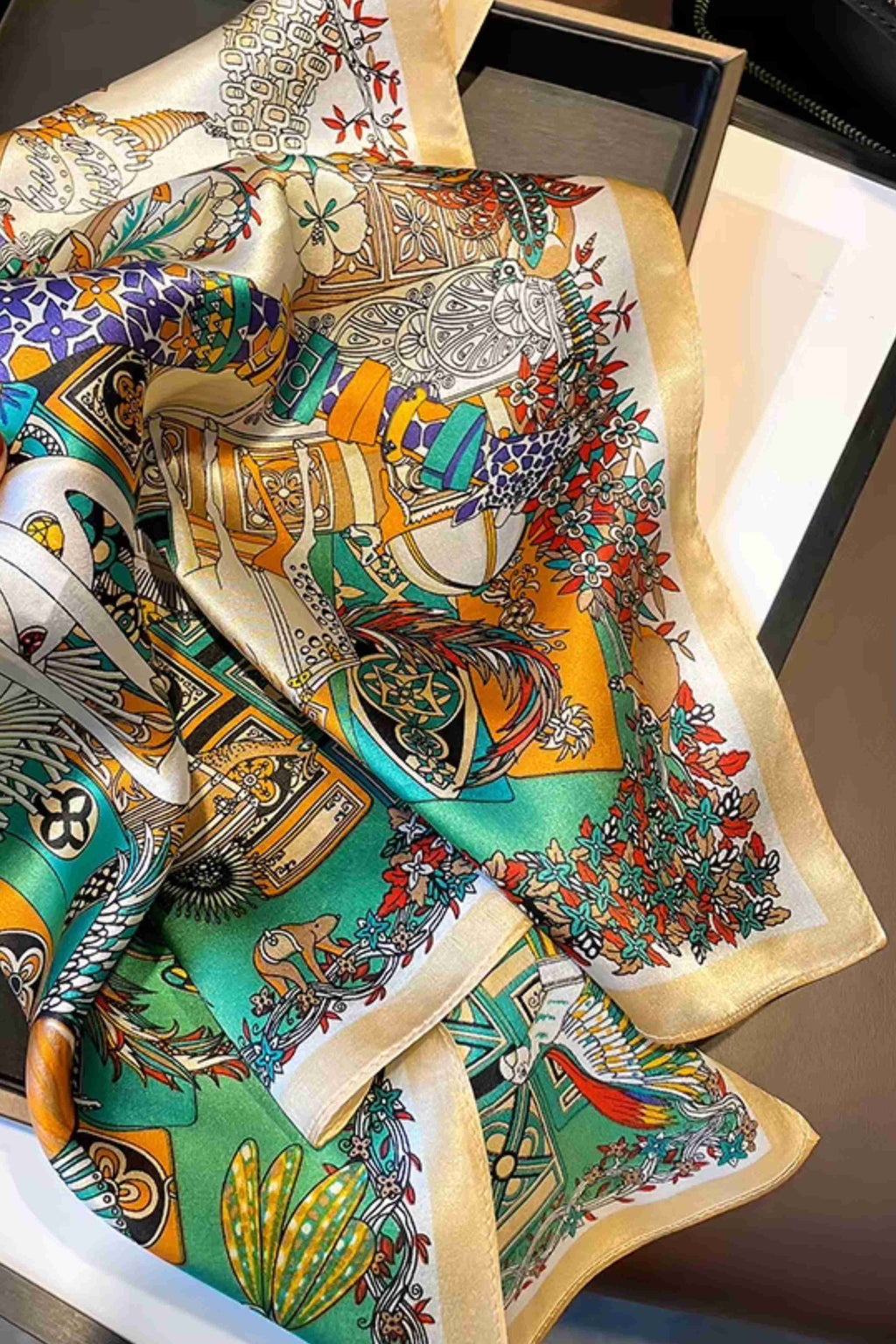 Apaszka w kolorach fioletu, pomarańczu i turkusu, wykonana w 100% z naturalnego jedwabiu | KAMEA | Spironik.pl