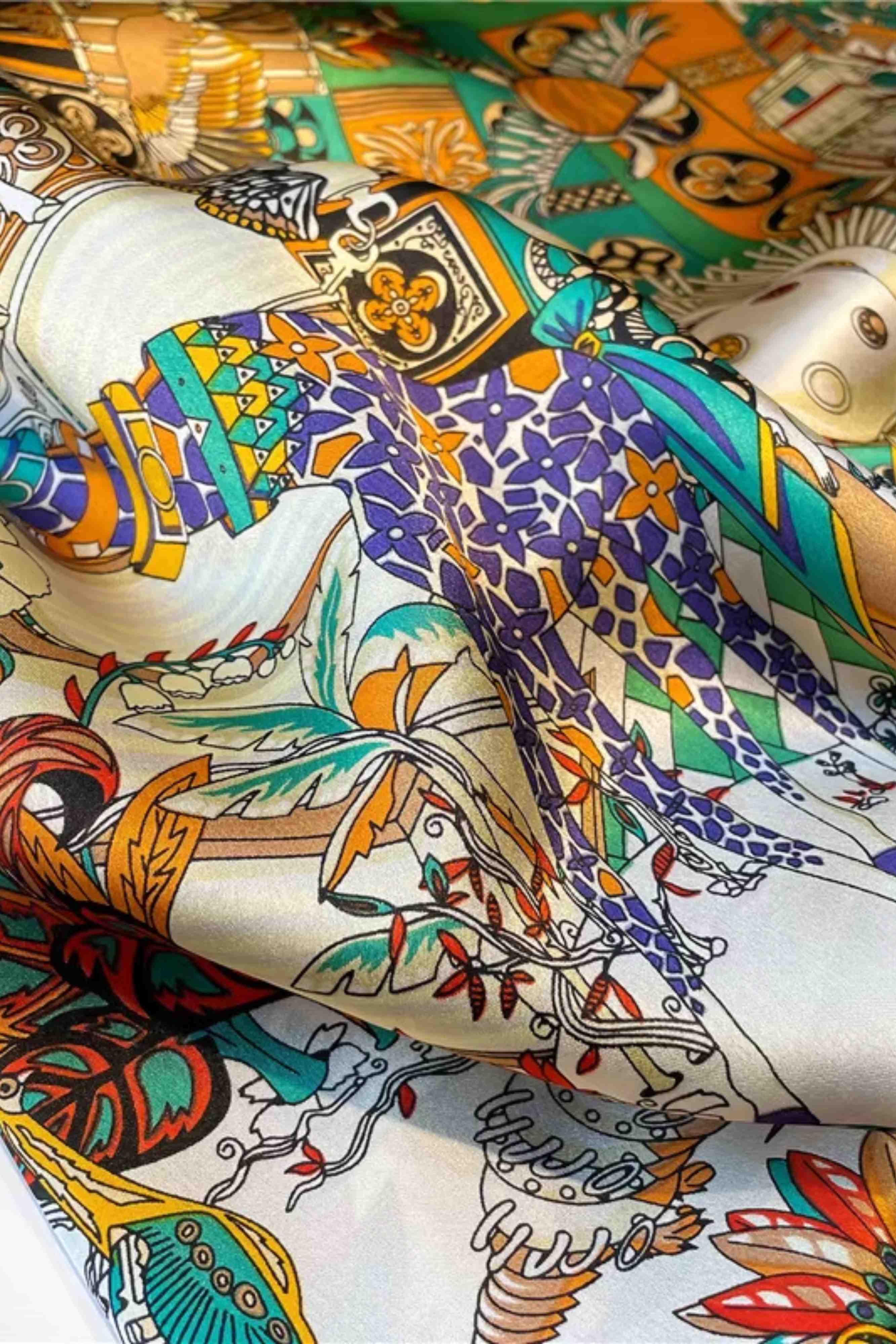 Widok apaszki Safari Orient z boku, ukazujący jej lekkość i miękkość materiału | KAMEA | Spironik.pl