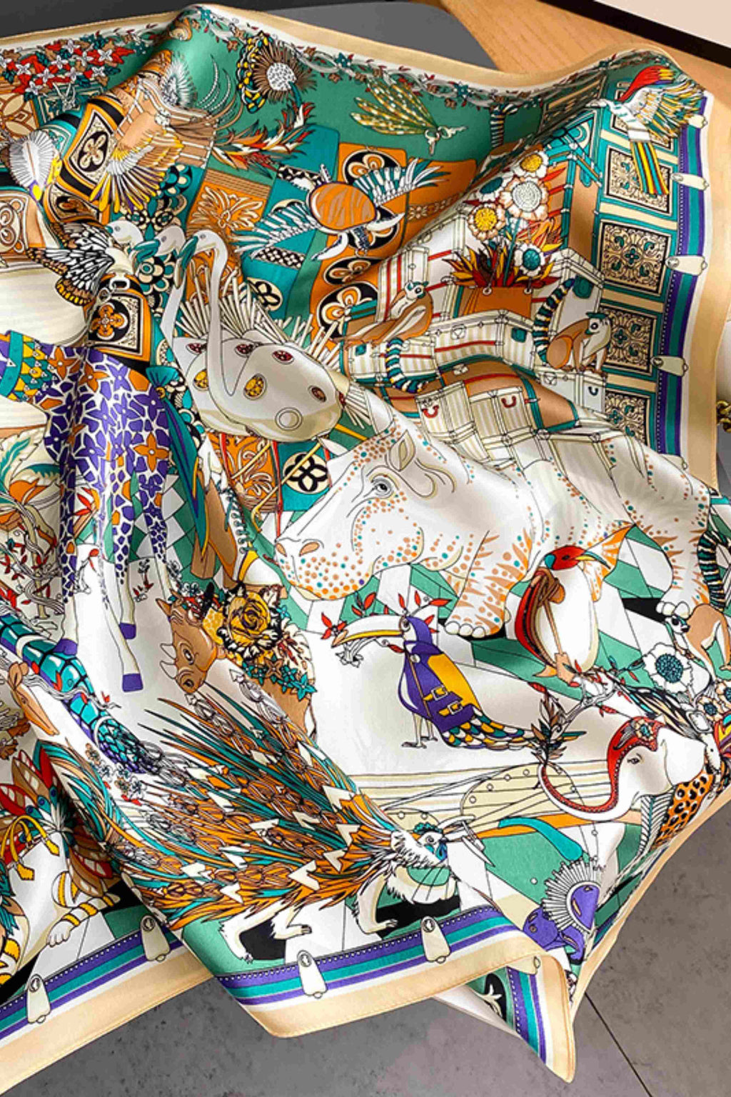 Apaszka 70x70 cm w użyciu, stylowo zawiązana na szyi, dodająca egzotycznego akcentu | KAMEA | Spironik.pl