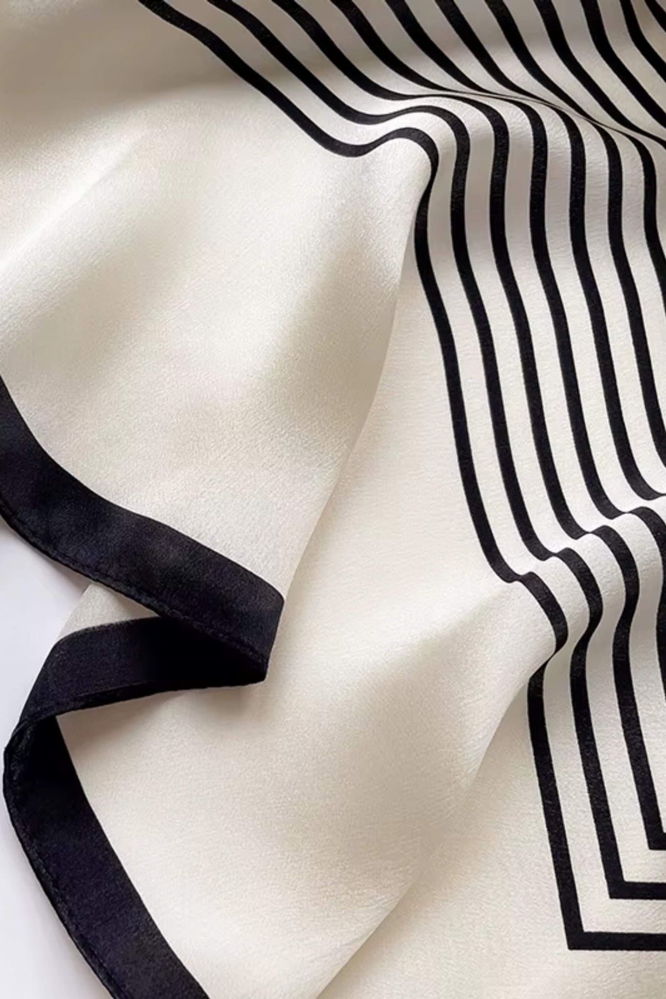 Apaszka w stylu minimalistycznym, idealna do eleganckich i casualowych stylizacji | KAMEA | Spironik.pl