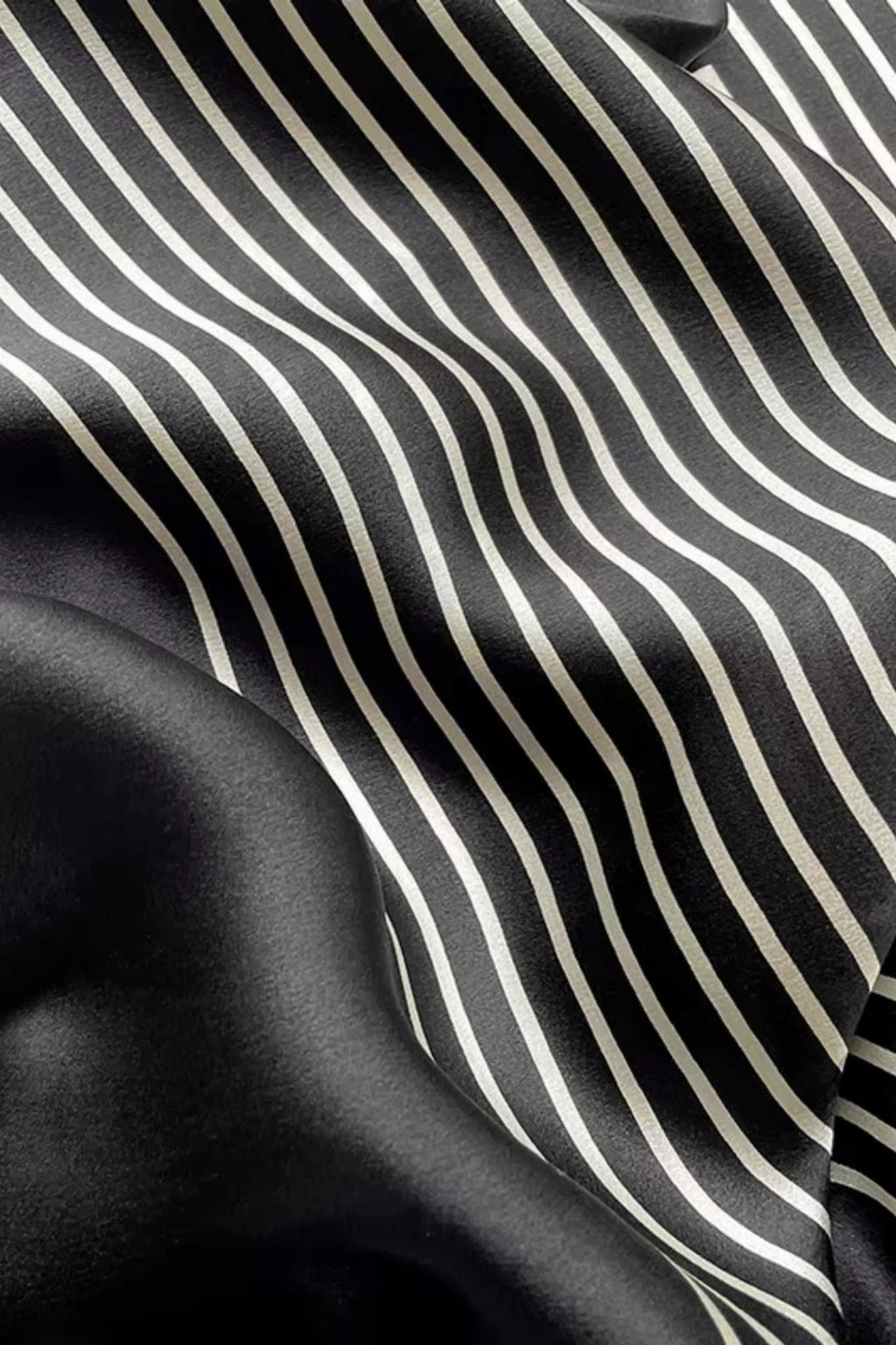 Apaszka w minimalistycznym stylu, prezentująca czarno-białe wzornictwo, doskonała na każdą porę roku | KAMEA | Spironik.pl