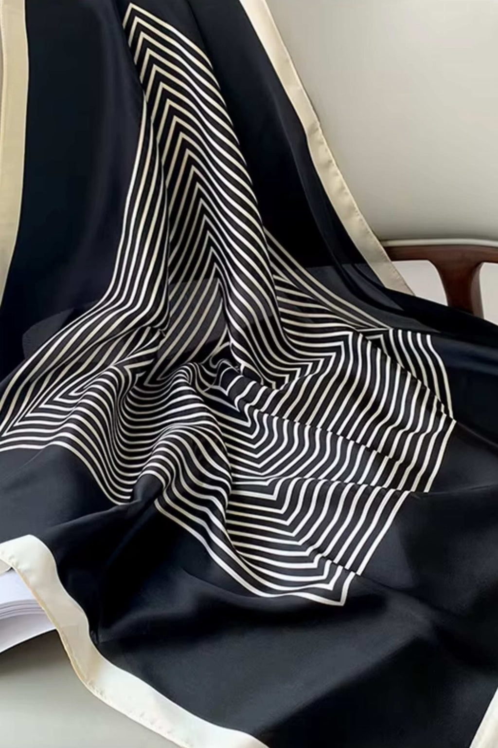 Detal jedwabnej apaszki z geometrycznym wzorem, ukazujący wysoką jakość materiału i precyzyjne wykończenie | KAMEA | Spironik.pl