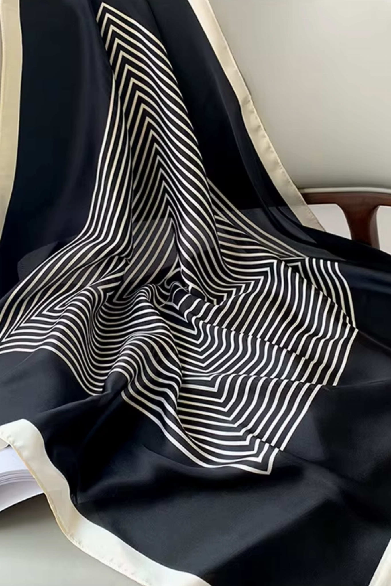 Detal jedwabnej apaszki z geometrycznym wzorem, ukazujący wysoką jakość materiału i precyzyjne wykończenie | KAMEA | Spironik.pl