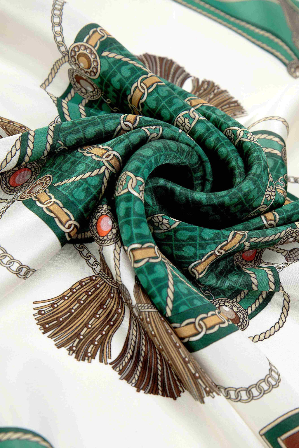 Detal jedwabnej apaszki w kolorze zielonym, ukazujący precyzyjne obszycie krawędzi | KAMEA | Spironik.pl