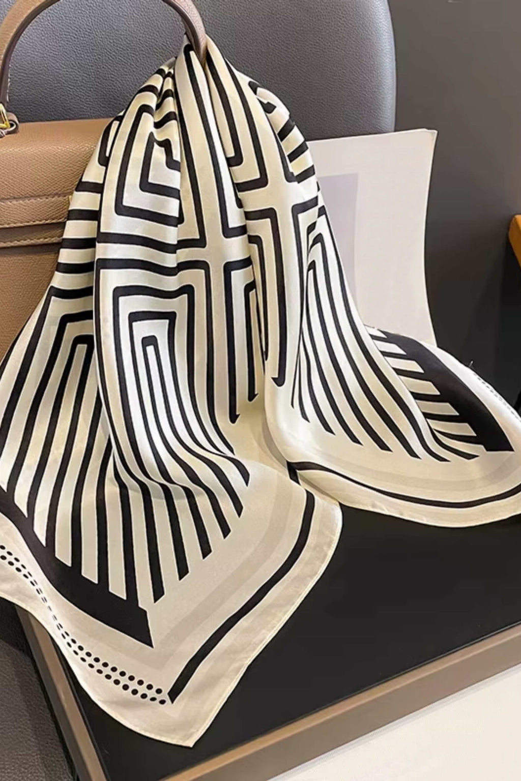 Šátek, Model: ZS156-2//T42//21, Barva: ecru, Složení materiálu: 100% hedvábí, Určení: Více sezónní, Rozměry(délka/šířka): 70cm/70cm