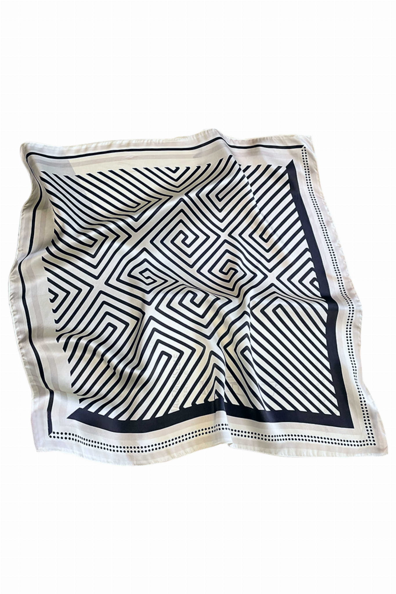 Detail hedvábného šátku s geometrickým vzorem, ukazující vysokou kvalitu materiálu a precizní zpracování | KAMEA | Spironik.pl